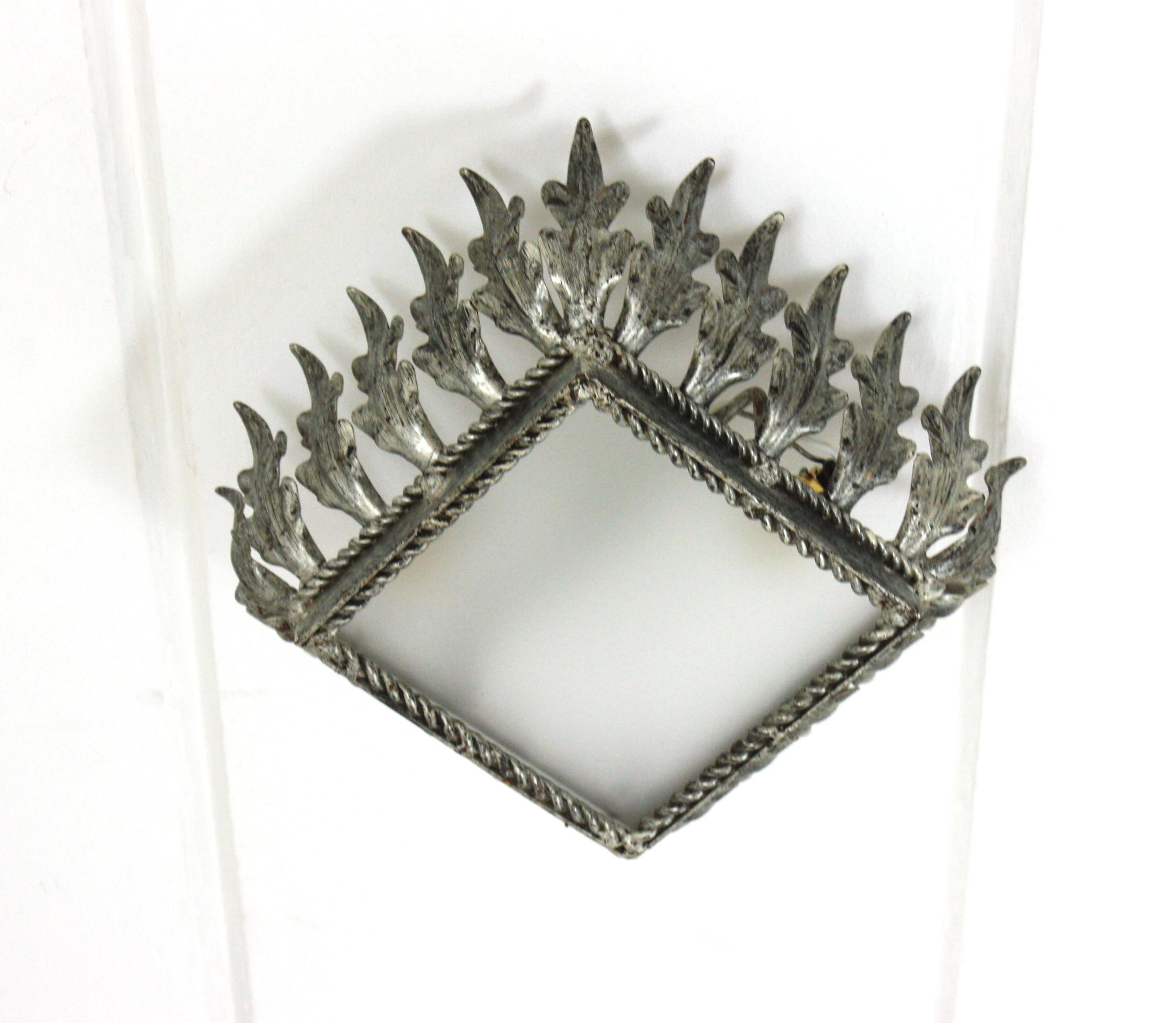 Hollywood Regency Plafoniera Sunburst Leafed Crown, ferro argentato e vetro smerigliato in vendita