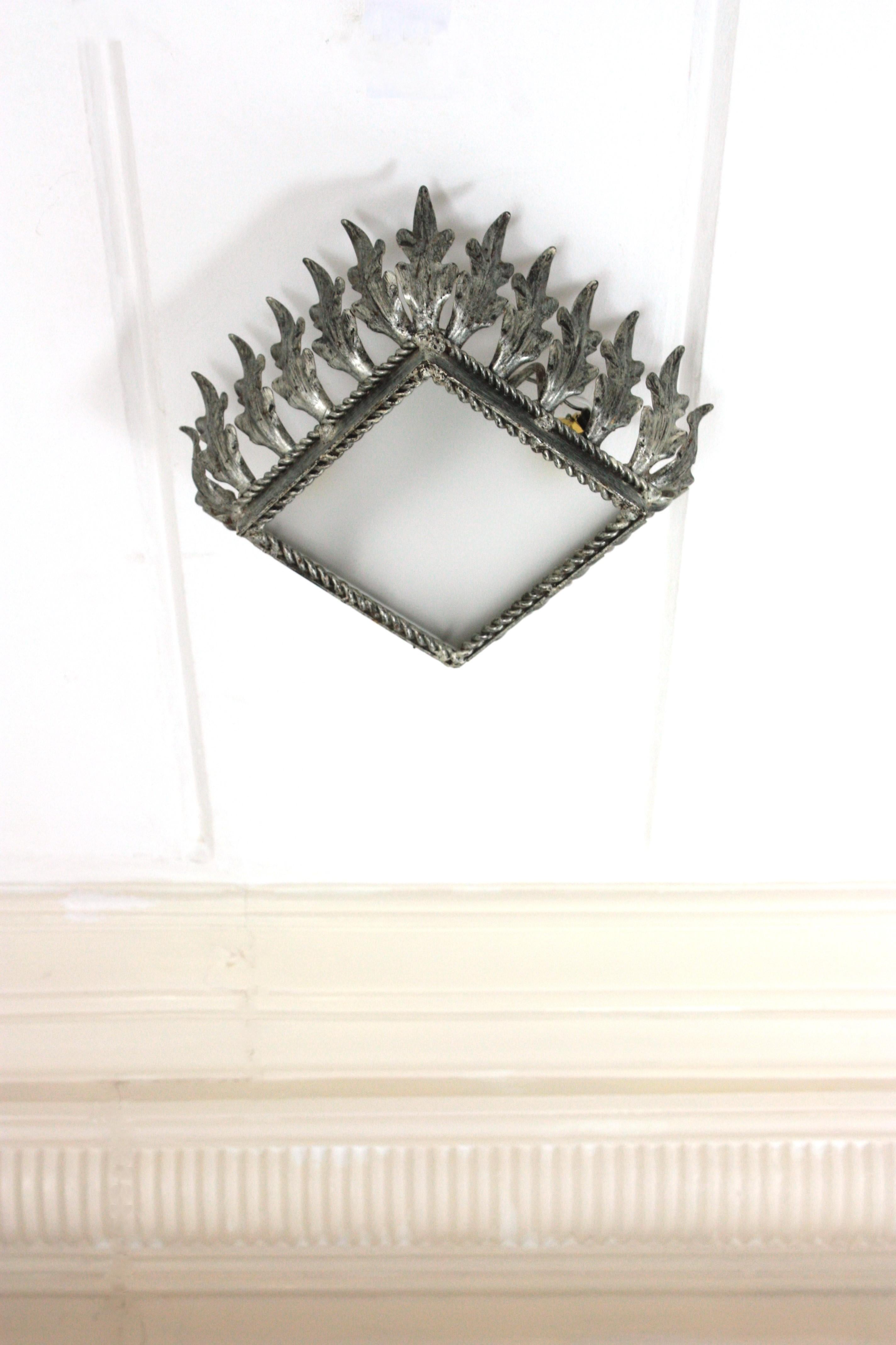Spagnolo Plafoniera Sunburst Leafed Crown, ferro argentato e vetro smerigliato in vendita