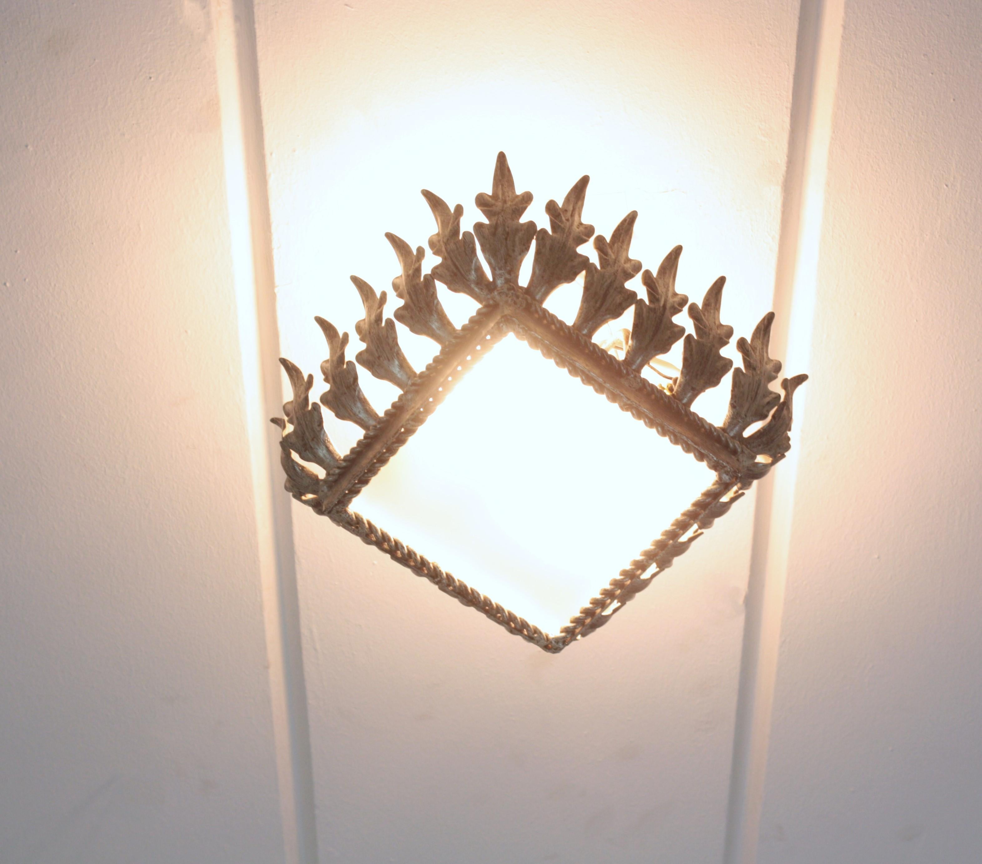 Satinato Plafoniera Sunburst Leafed Crown, ferro argentato e vetro smerigliato in vendita