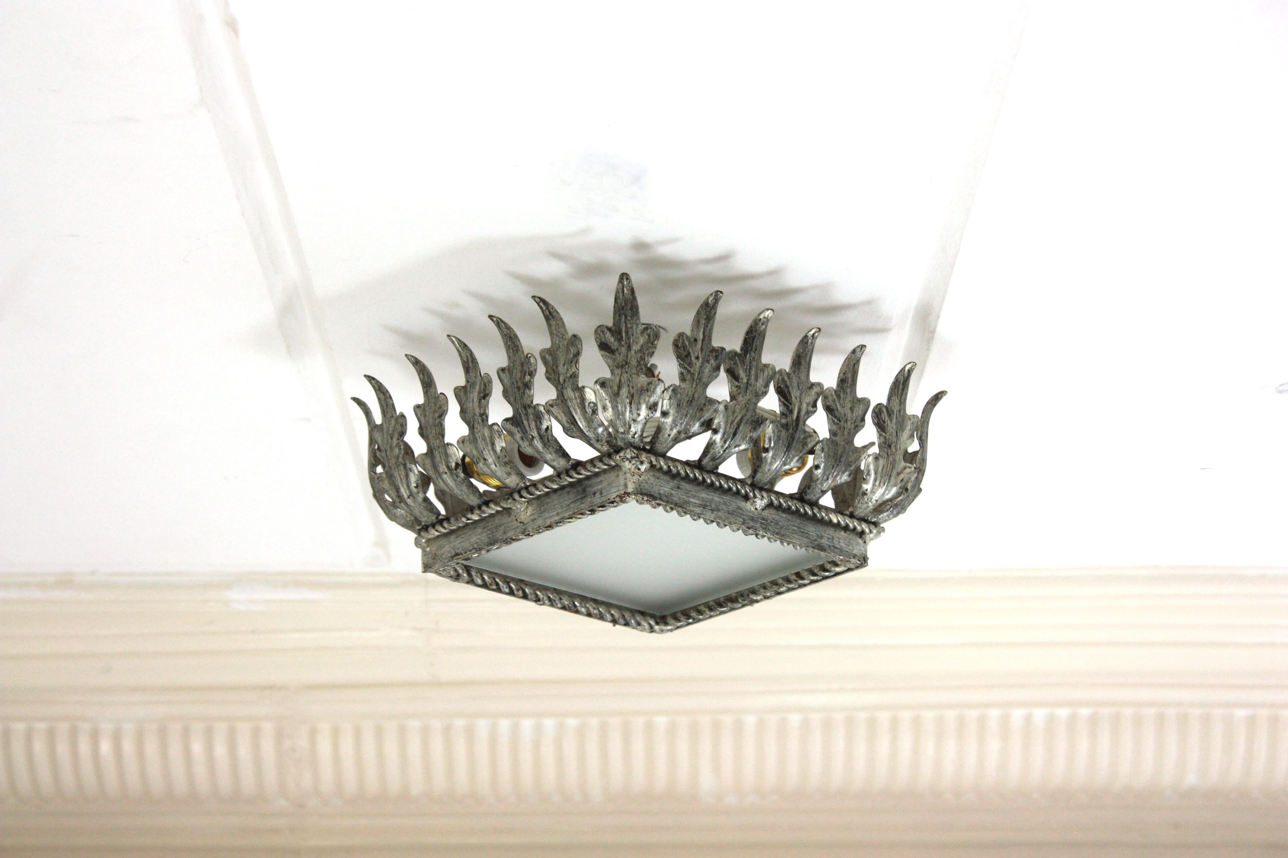 Plafoniera Sunburst Leafed Crown, ferro argentato e vetro smerigliato In condizioni buone in vendita a Barcelona, ES