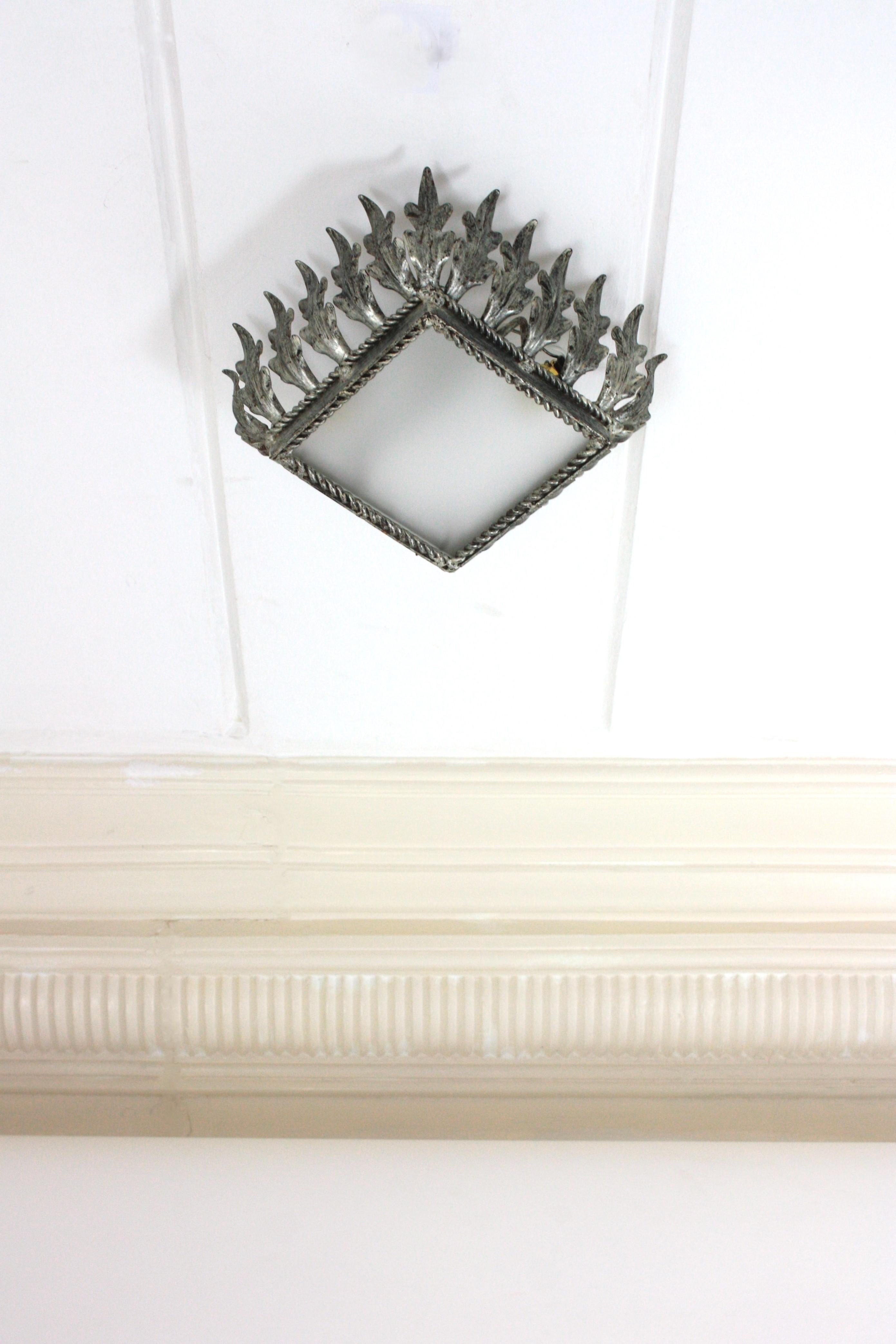 XX secolo Plafoniera Sunburst Leafed Crown, ferro argentato e vetro smerigliato in vendita