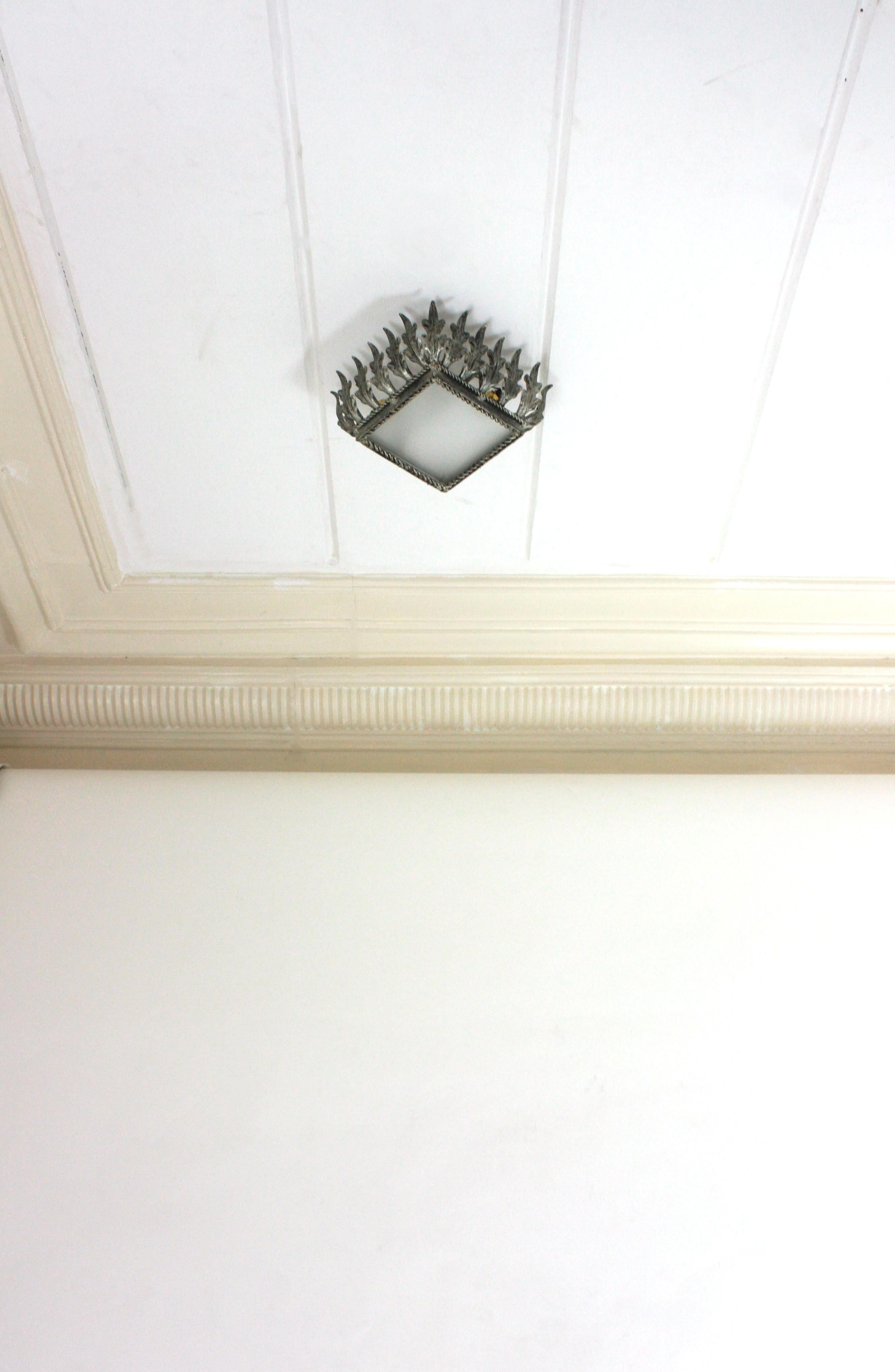 Metallo Plafoniera Sunburst Leafed Crown, ferro argentato e vetro smerigliato in vendita