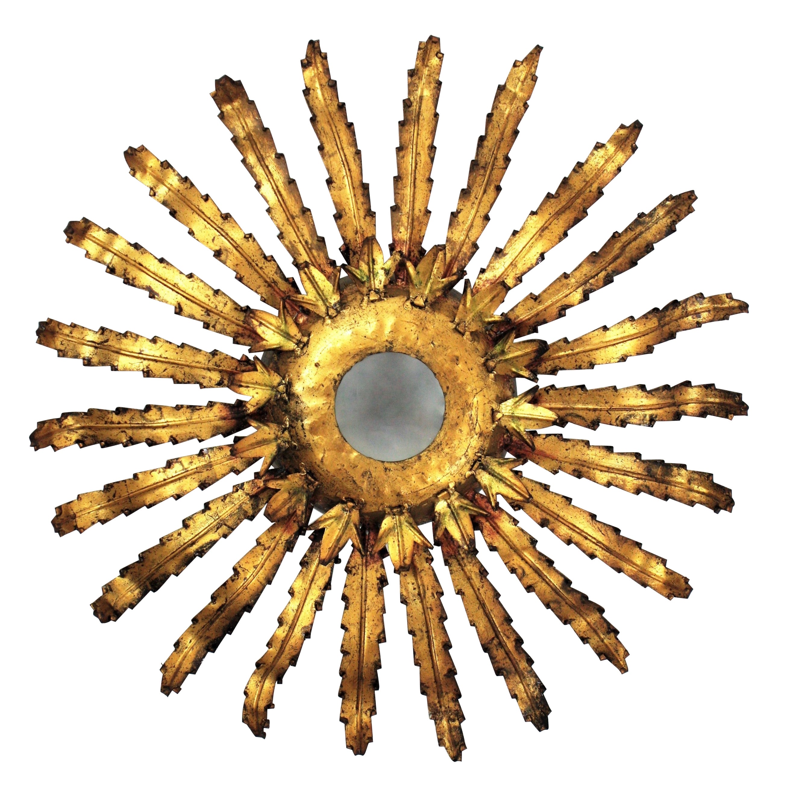 Plafonnier en forme de soleil avec cadre feuillagé, fer doré, Espagne, 1950-1960
Design/One combinant des accents brutalistes et néoclassiques.
Ce plafonnier accrocheur sera magnifique sur un fond sombre.
Il peut être encastré ou suspendu à une