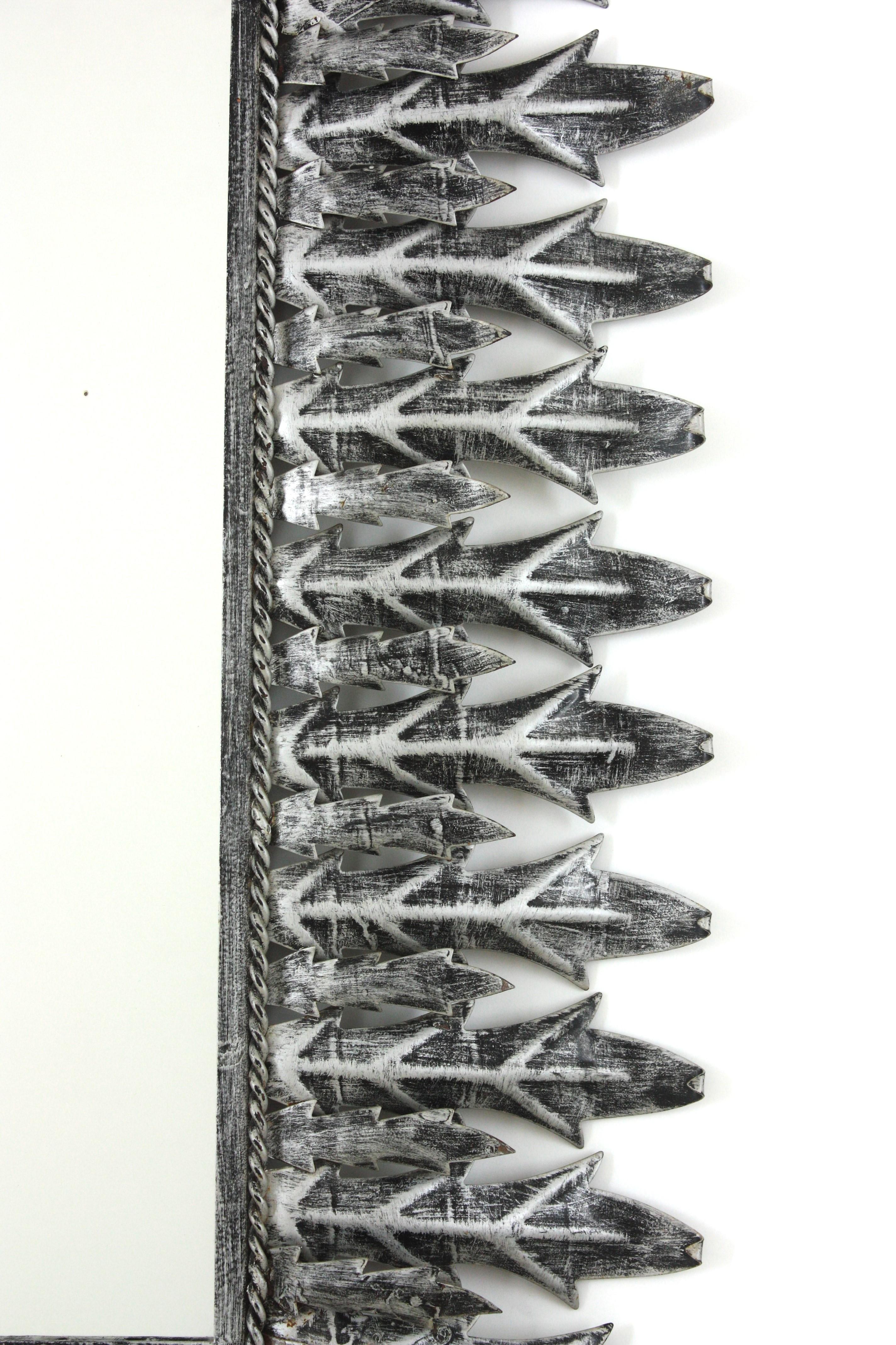 Metallo Specchio rettangolare con foglie a raggiera in metallo patinato argento, Spagna, anni '50 in vendita