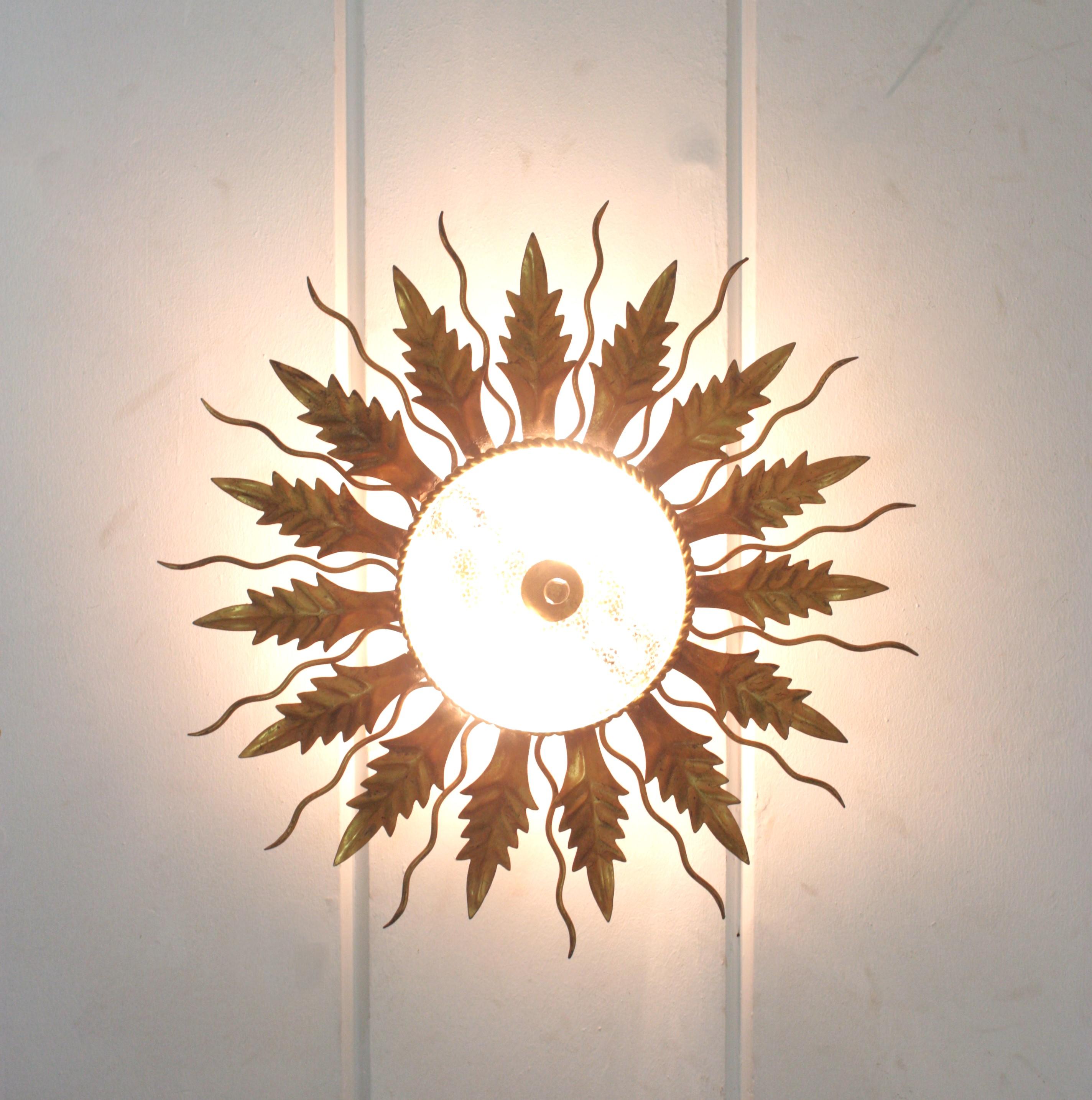Sonnenschliff-Leuchte / Einbaubeleuchtung aus vergoldetem Schmiedeeisen und zerbrochenem Glas im Angebot 3