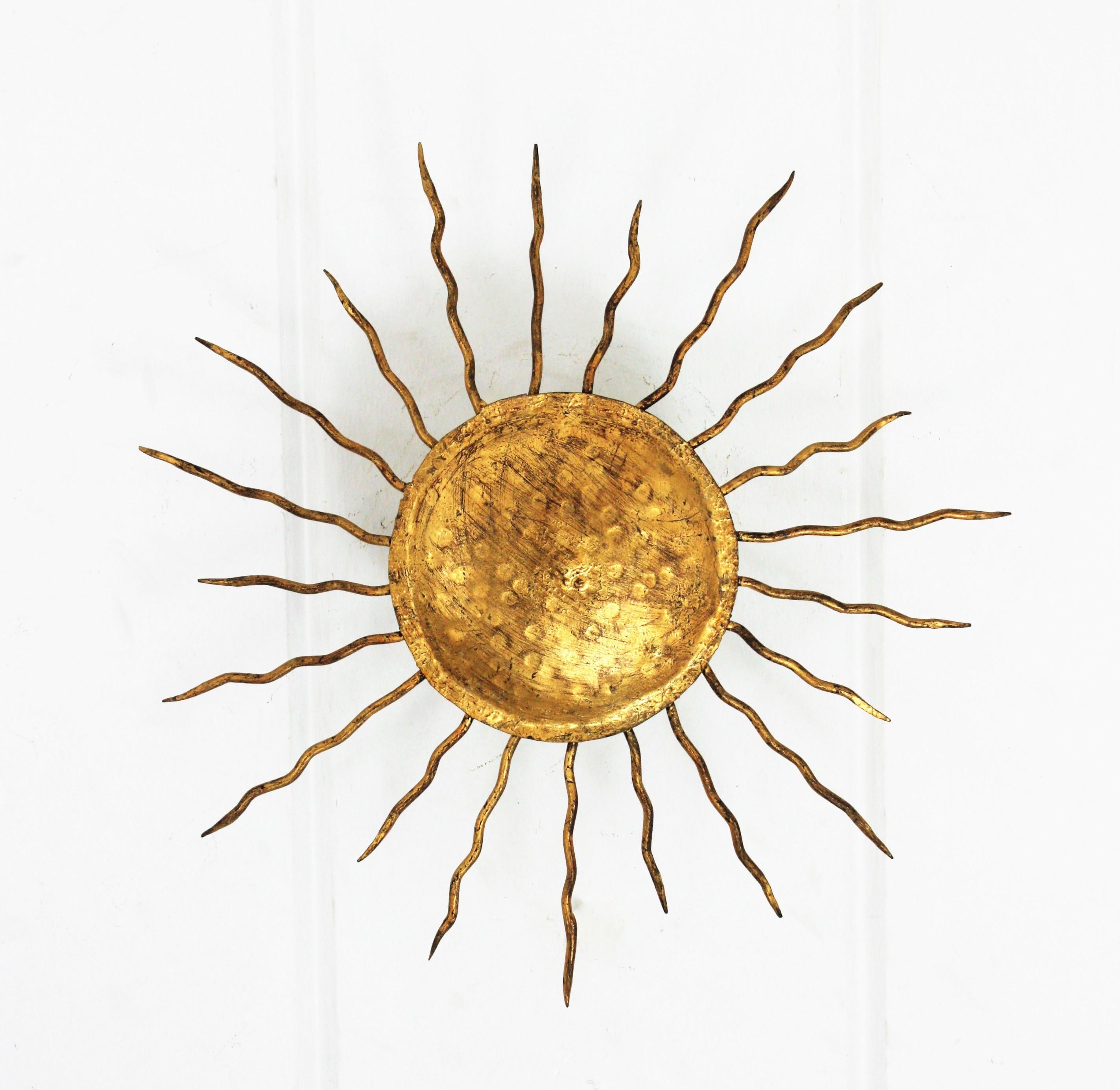 20ième siècle Luminaire / Luminaire encastré / applique murale Sunburst en fer forgé doré en vente