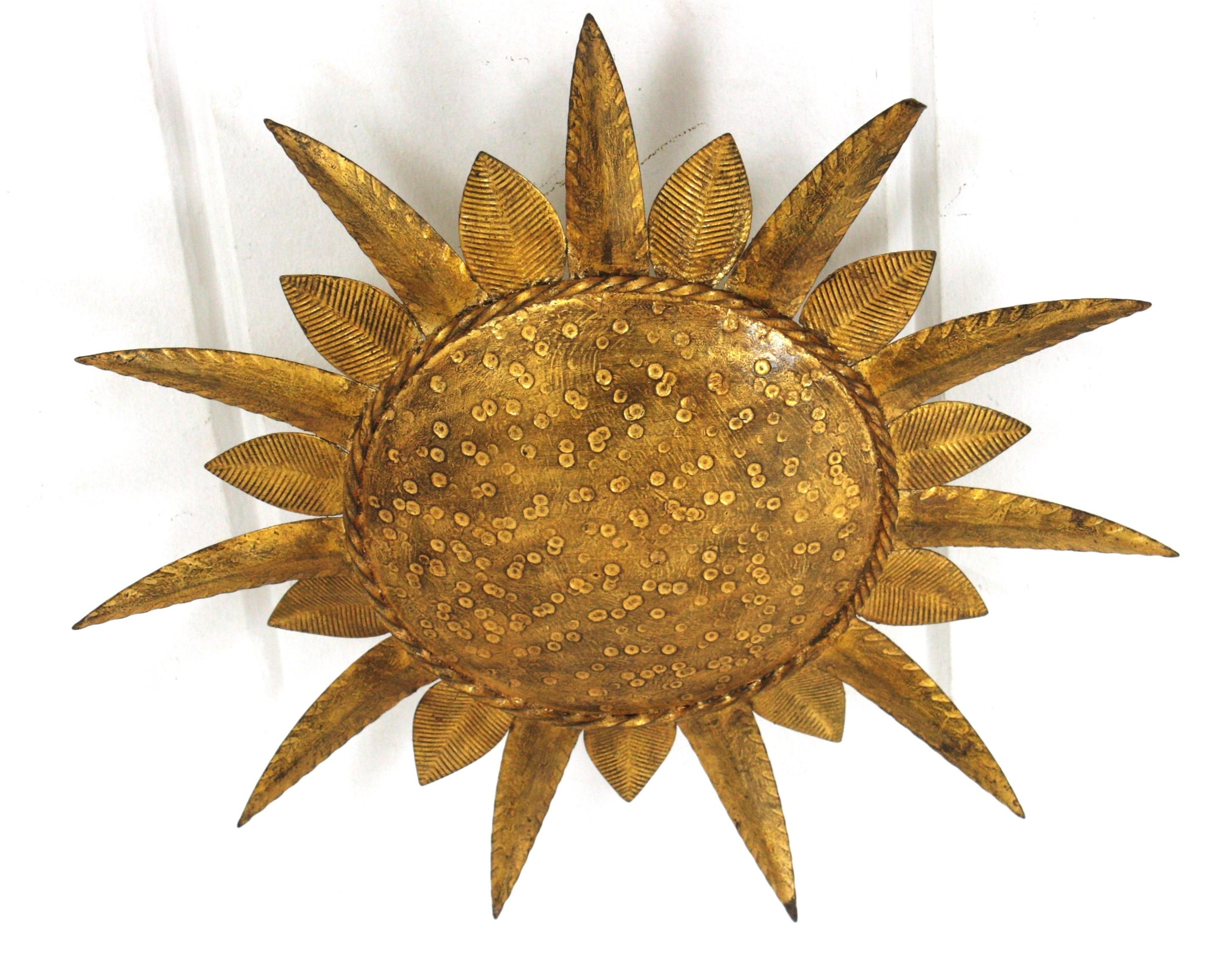 Sunburst Flush Mount Leuchte aus vergoldetem Eisen, Ferro Art (Moderne der Mitte des Jahrhunderts) im Angebot