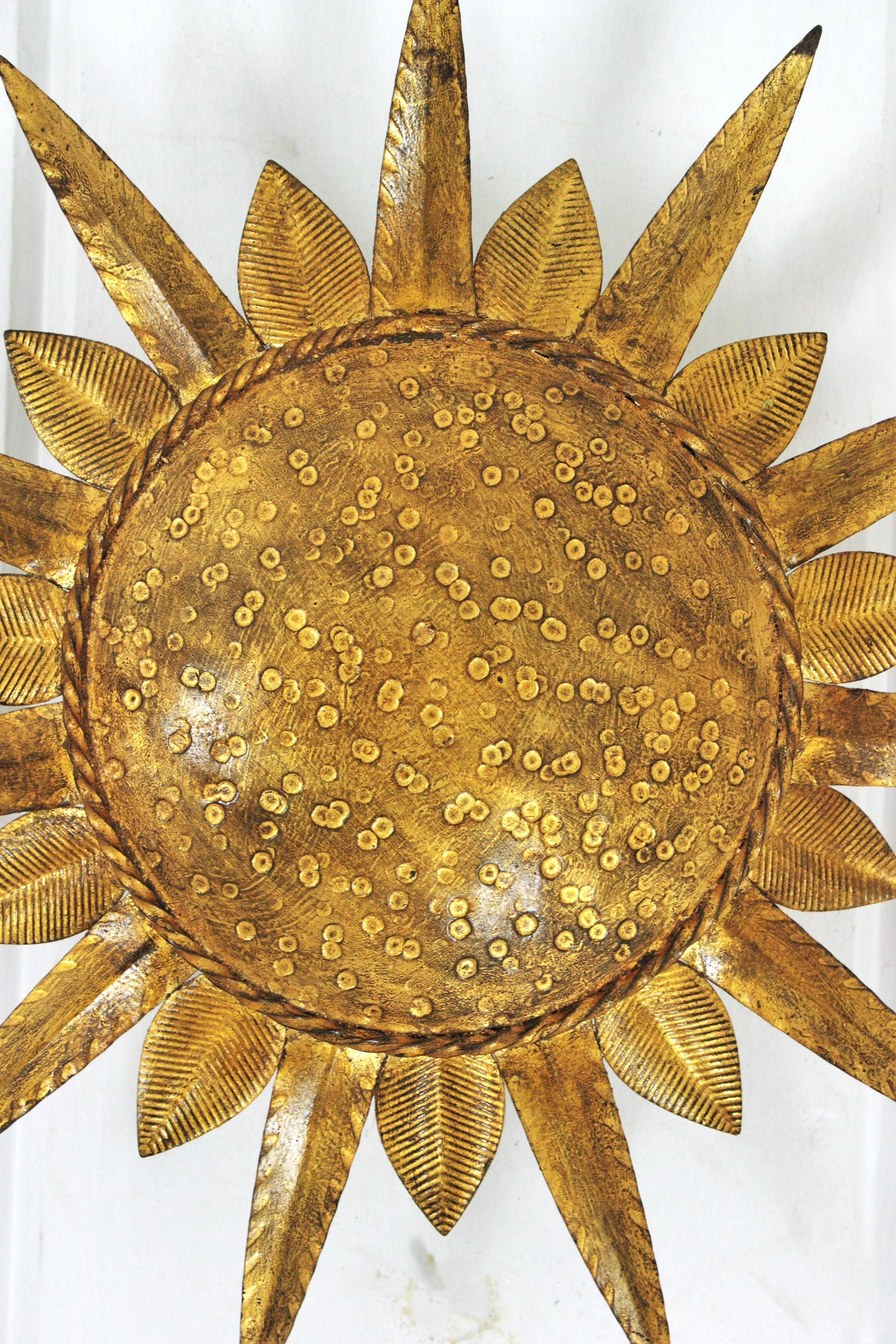 Sunburst Flush Mount Leuchte aus vergoldetem Eisen, Ferro Art (Spanisch) im Angebot