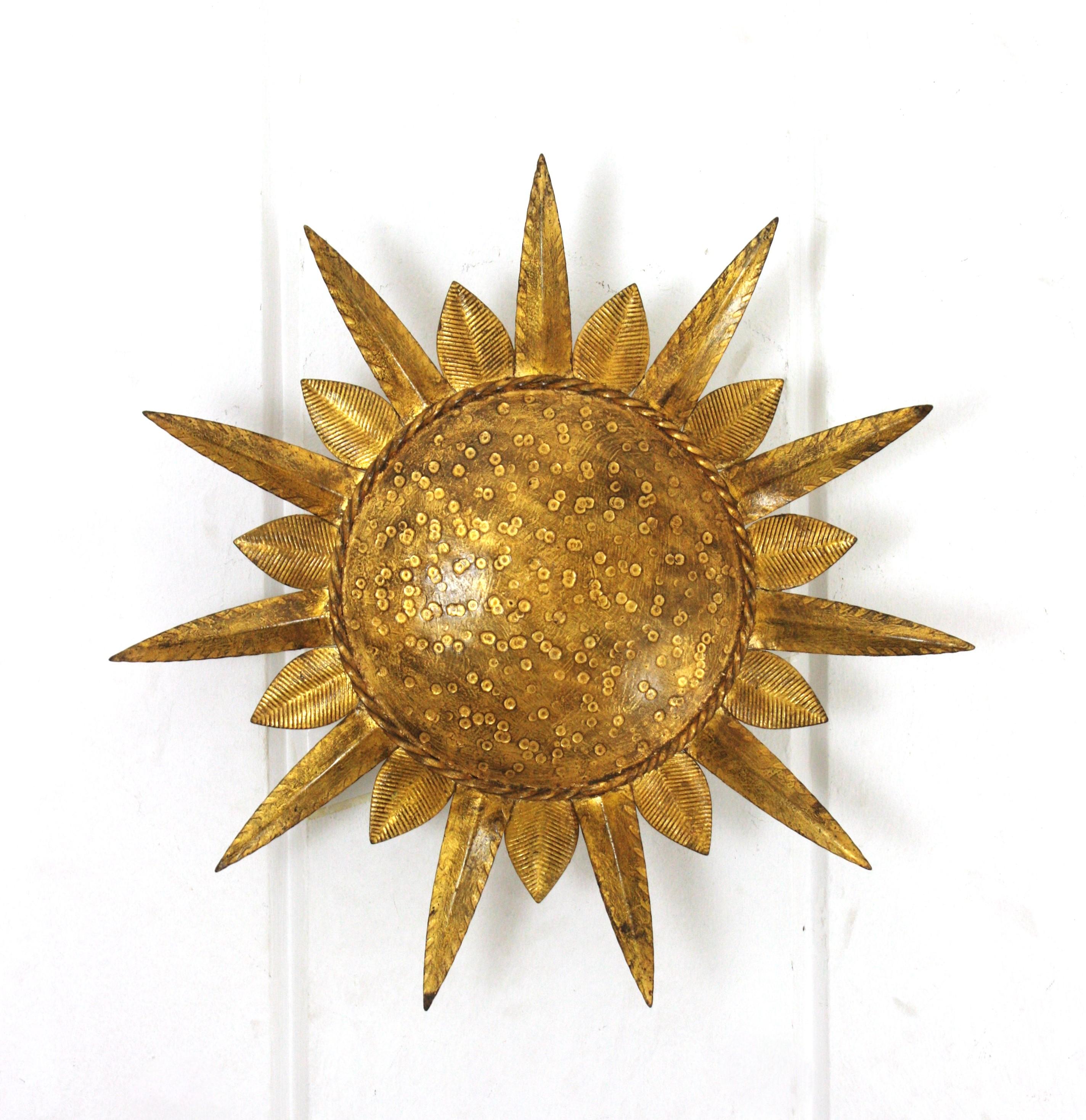 Sunburst Flush Mount Leuchte aus vergoldetem Eisen, Ferro Art (Vergoldet) im Angebot