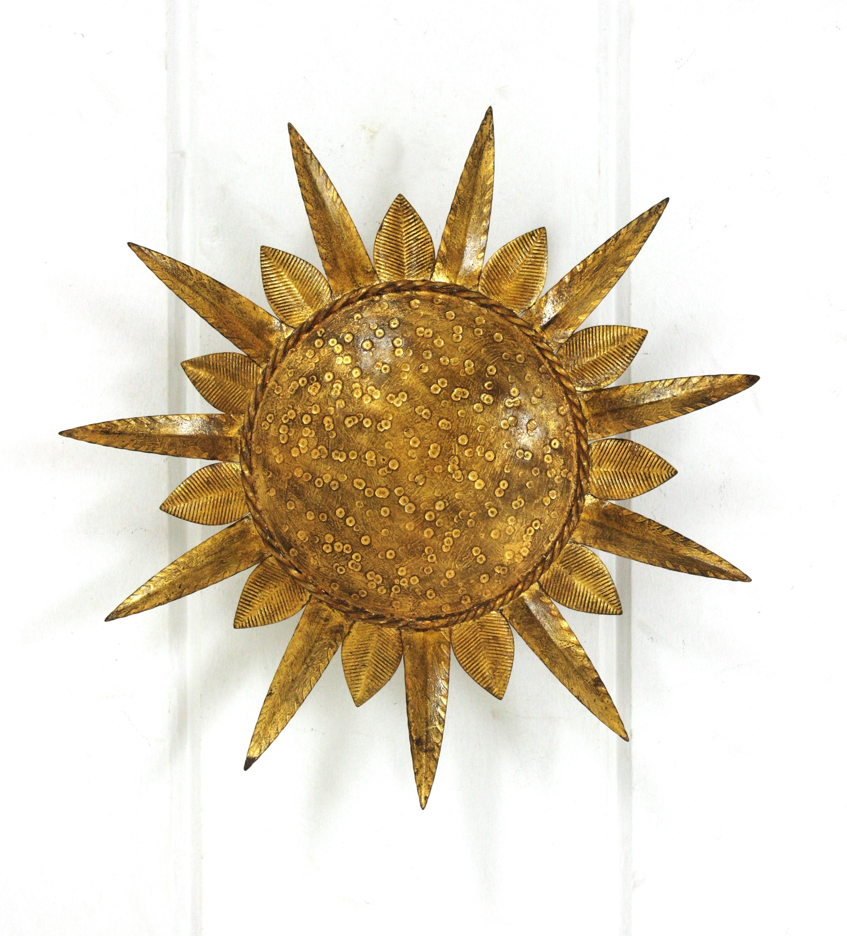 Sunburst Flush Mount Leuchte aus vergoldetem Eisen, Ferro Art (20. Jahrhundert) im Angebot