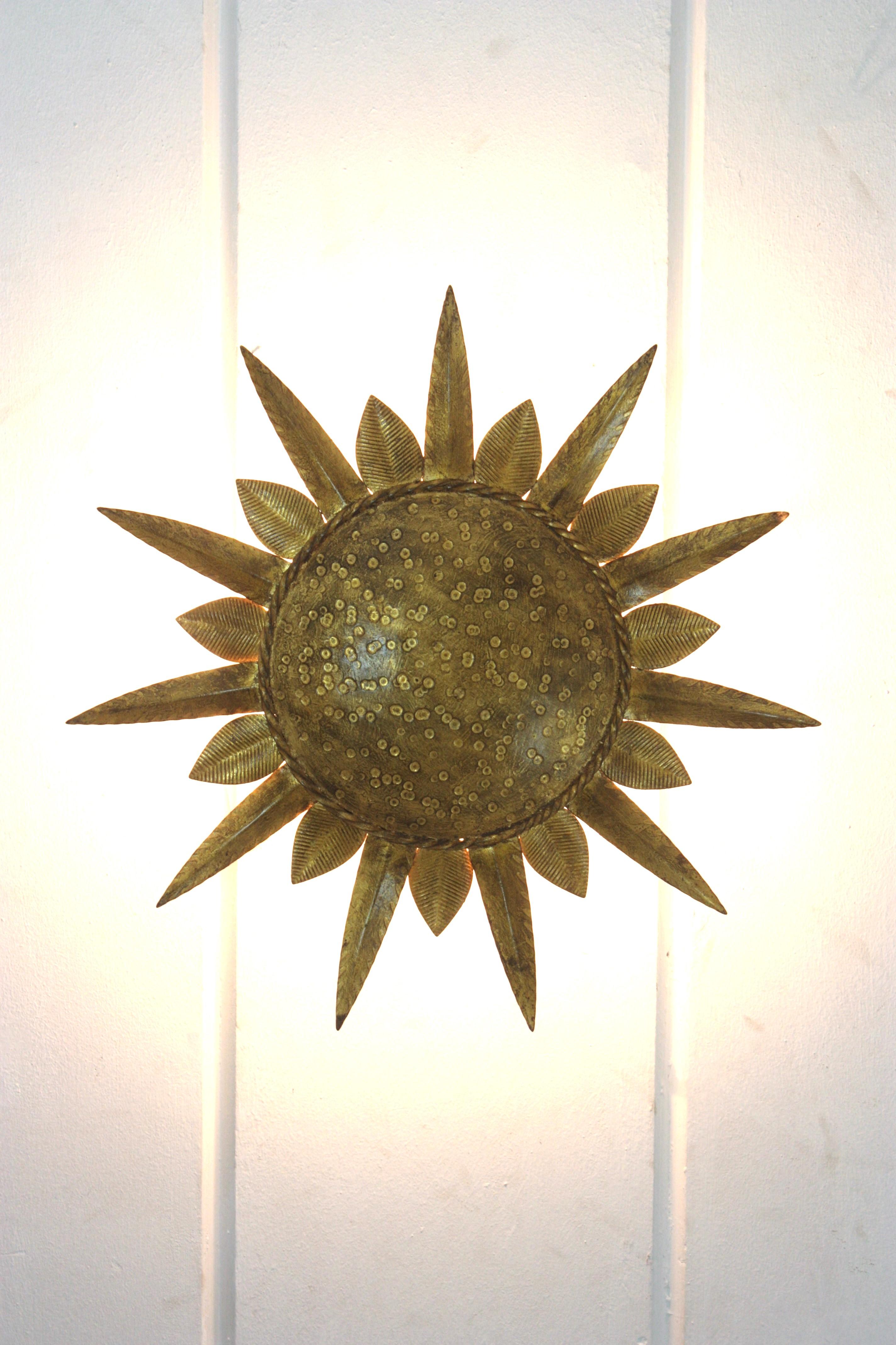Sunburst Flush Mount Leuchte aus vergoldetem Eisen, Ferro Art (Metall) im Angebot