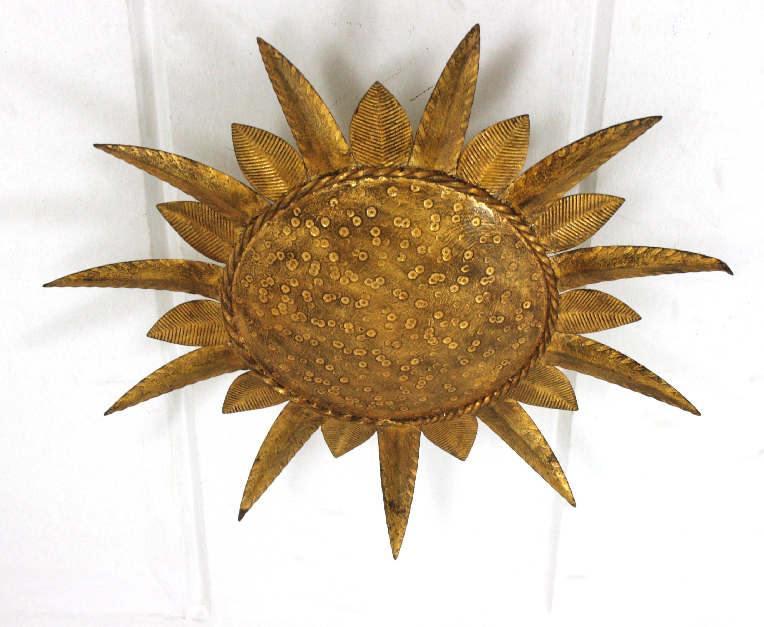 Sunburst Flush Mount Leuchte aus vergoldetem Eisen, Ferro Art im Angebot 1