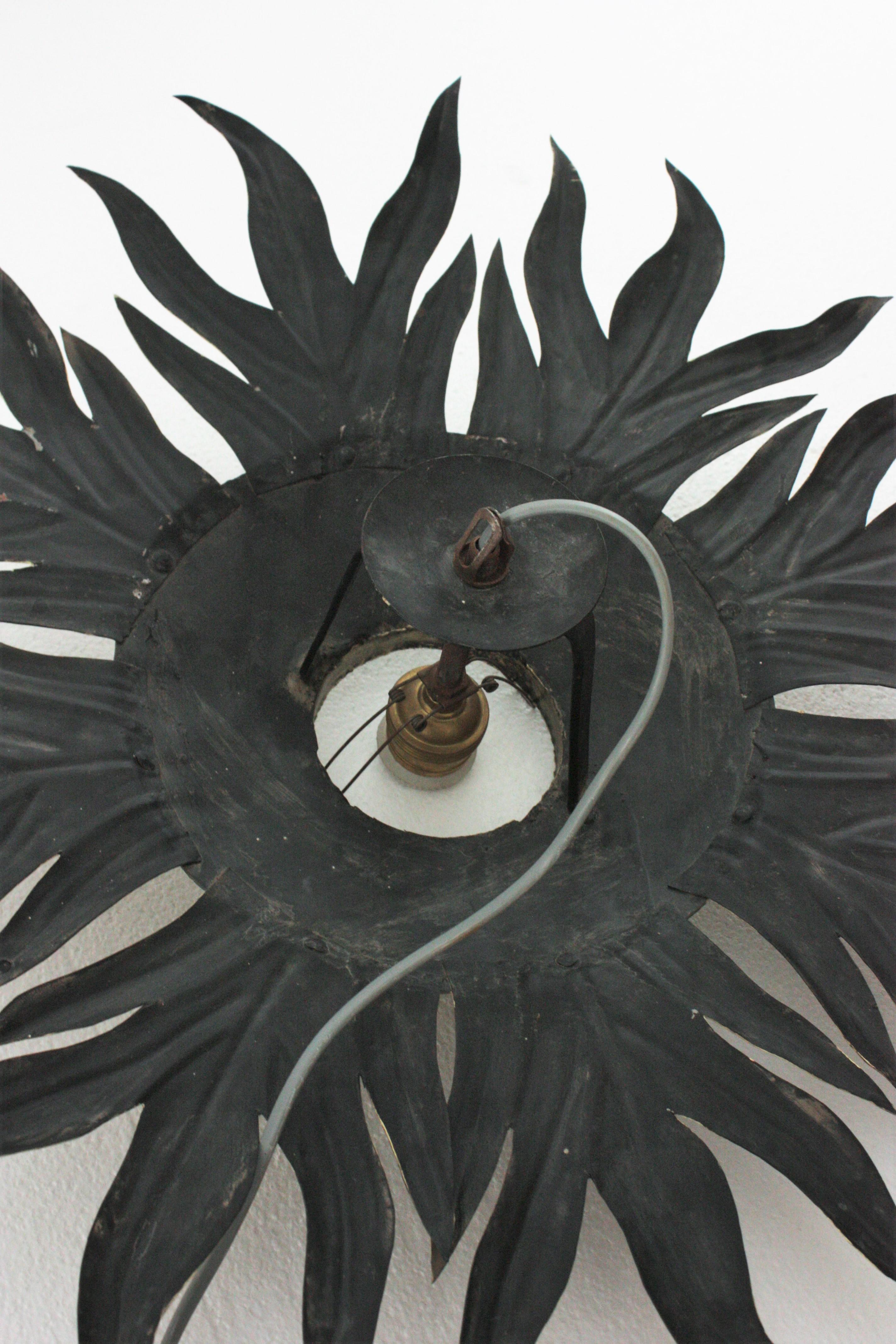 Lampada Sunburst in metallo dorato e vetro latteo in vendita 10