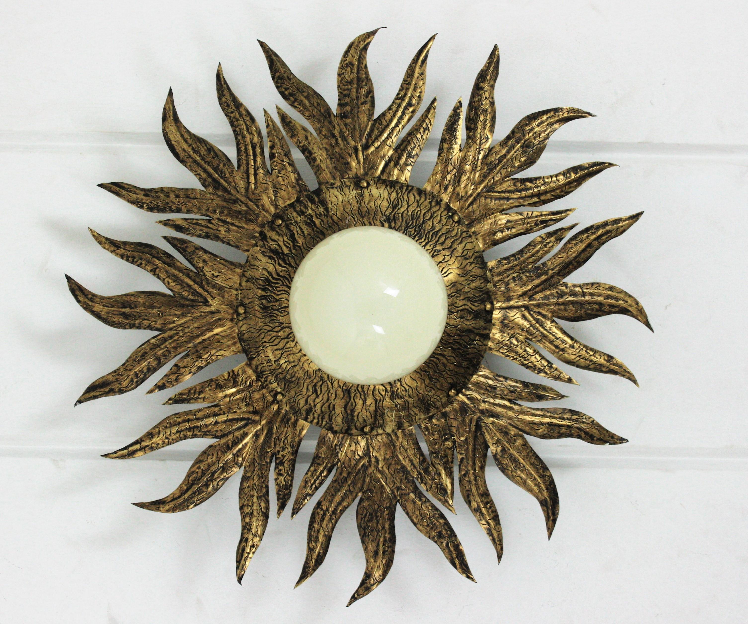 Spagnolo Lampada Sunburst in metallo dorato e vetro latteo in vendita