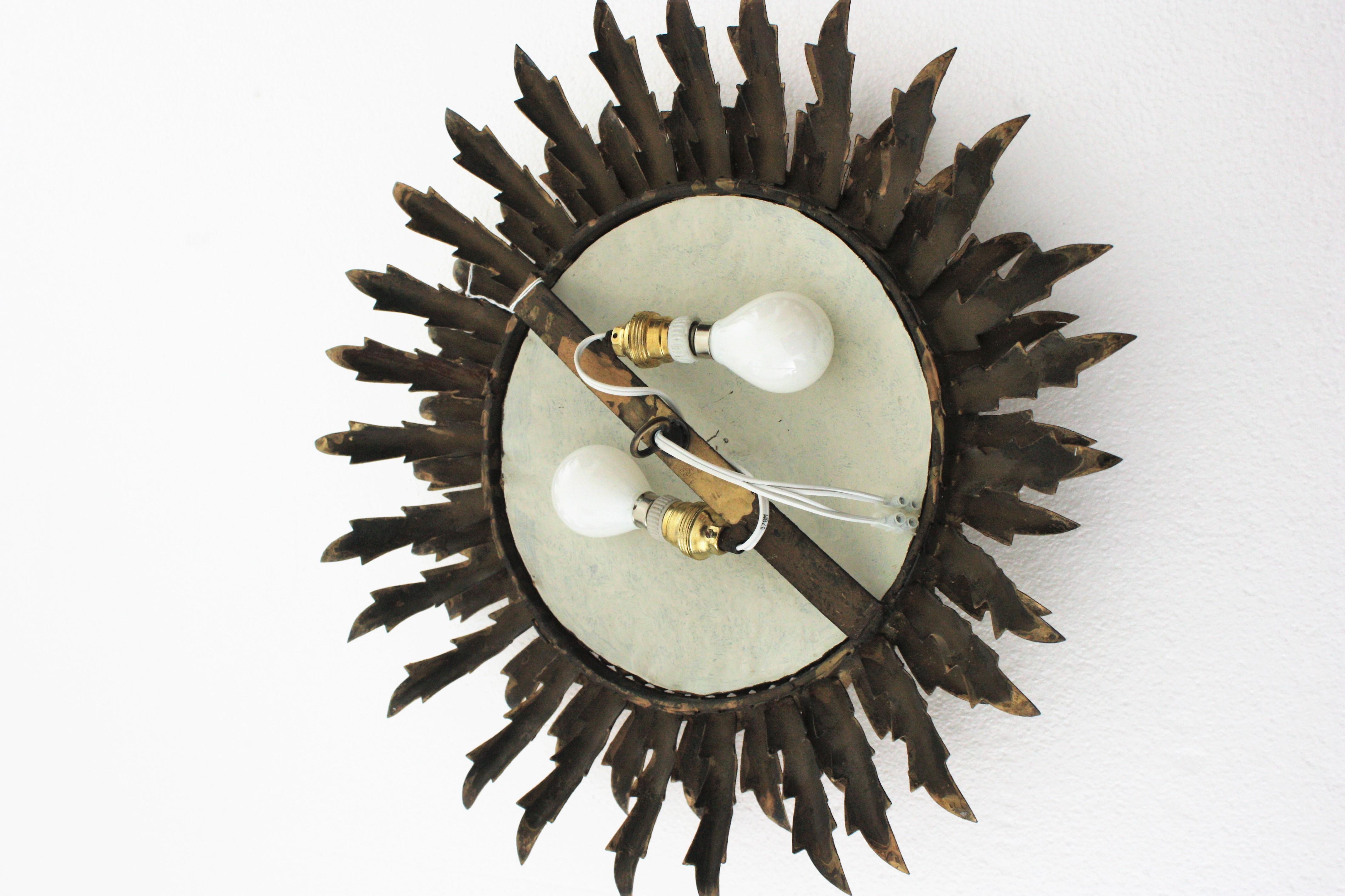 Sunburst Light Fixture / Wall Sconce in Gilt Metal, 1960s For Sale 8