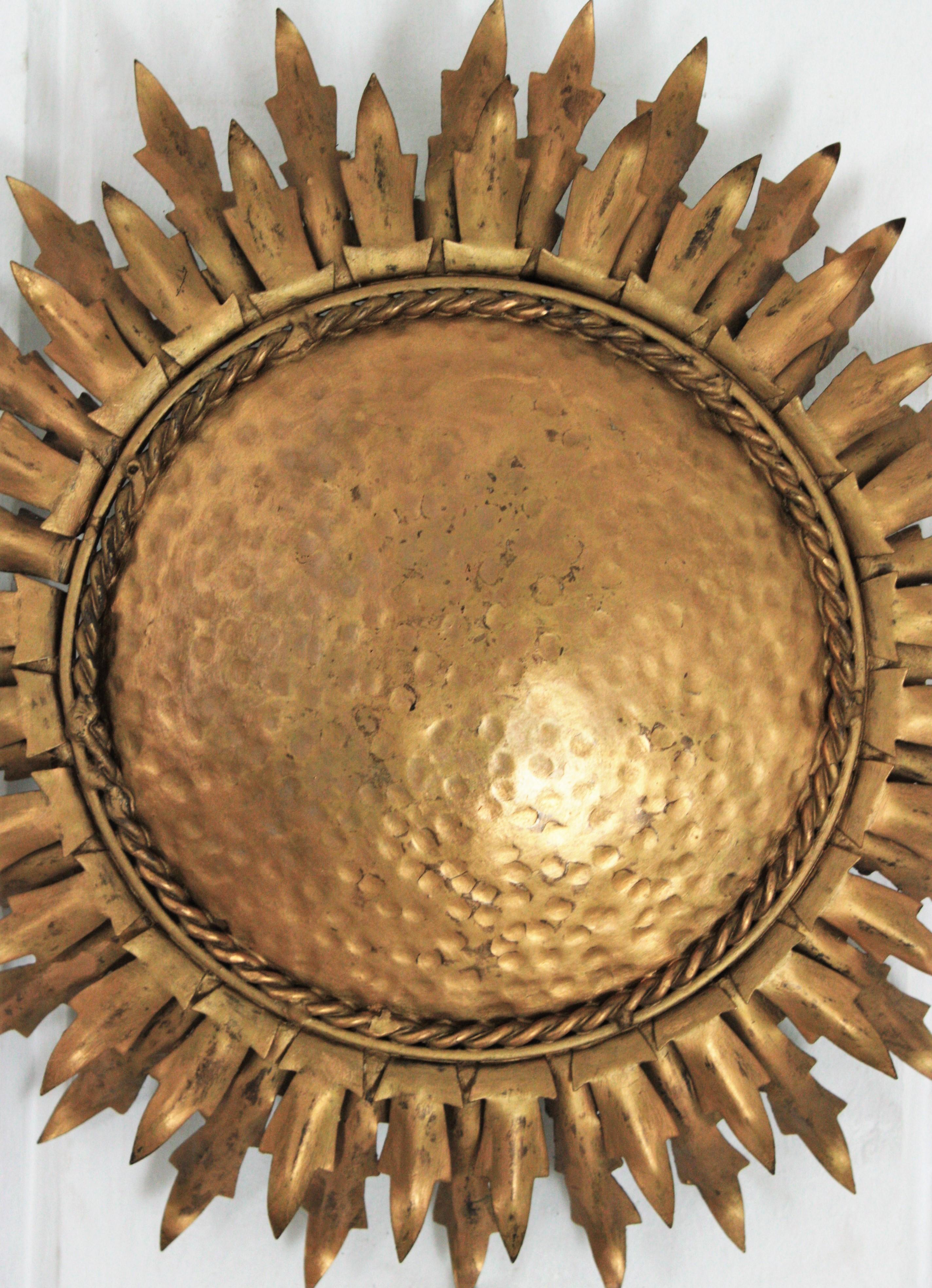 Spagnolo Lampada a raggiera / applique in metallo dorato, anni '60 in vendita