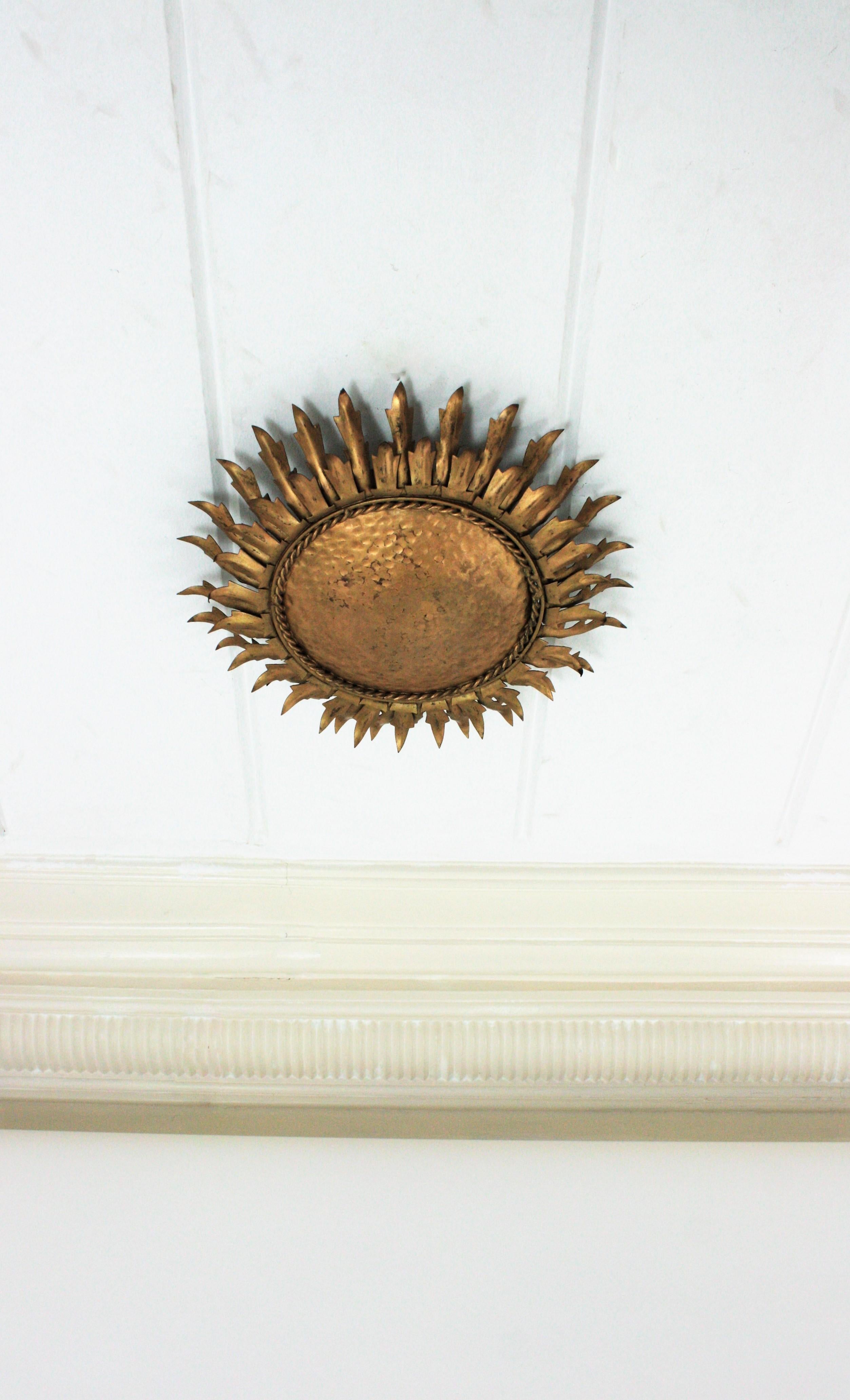 Sunburst Light Fixture / Wall Sconce in Gilt Metal, 1960s In Good Condition For Sale In Barcelona, ES