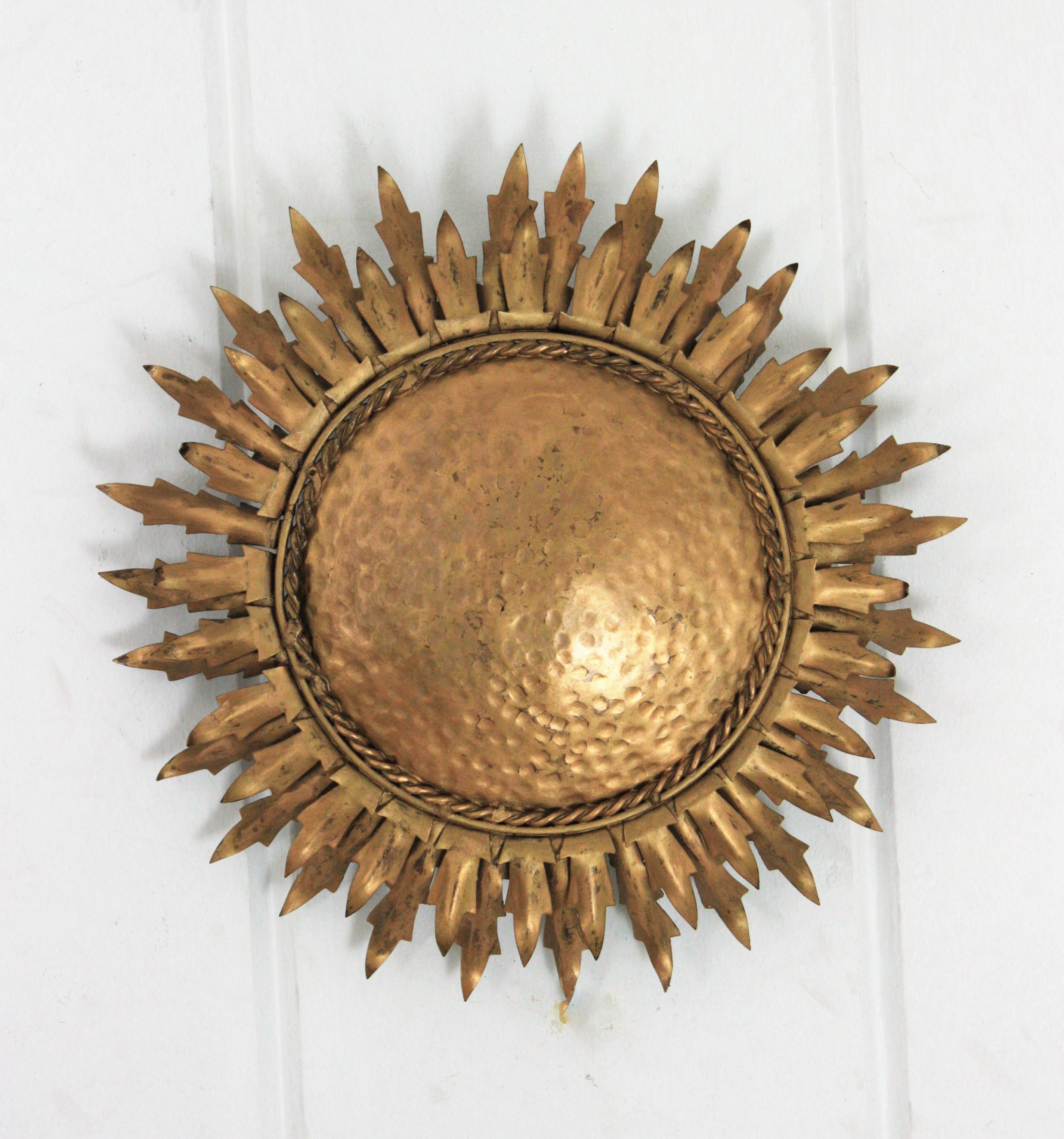 Sunburst Light Fixture / Wall Sconce in Gilt Metal, 1960s For Sale 1