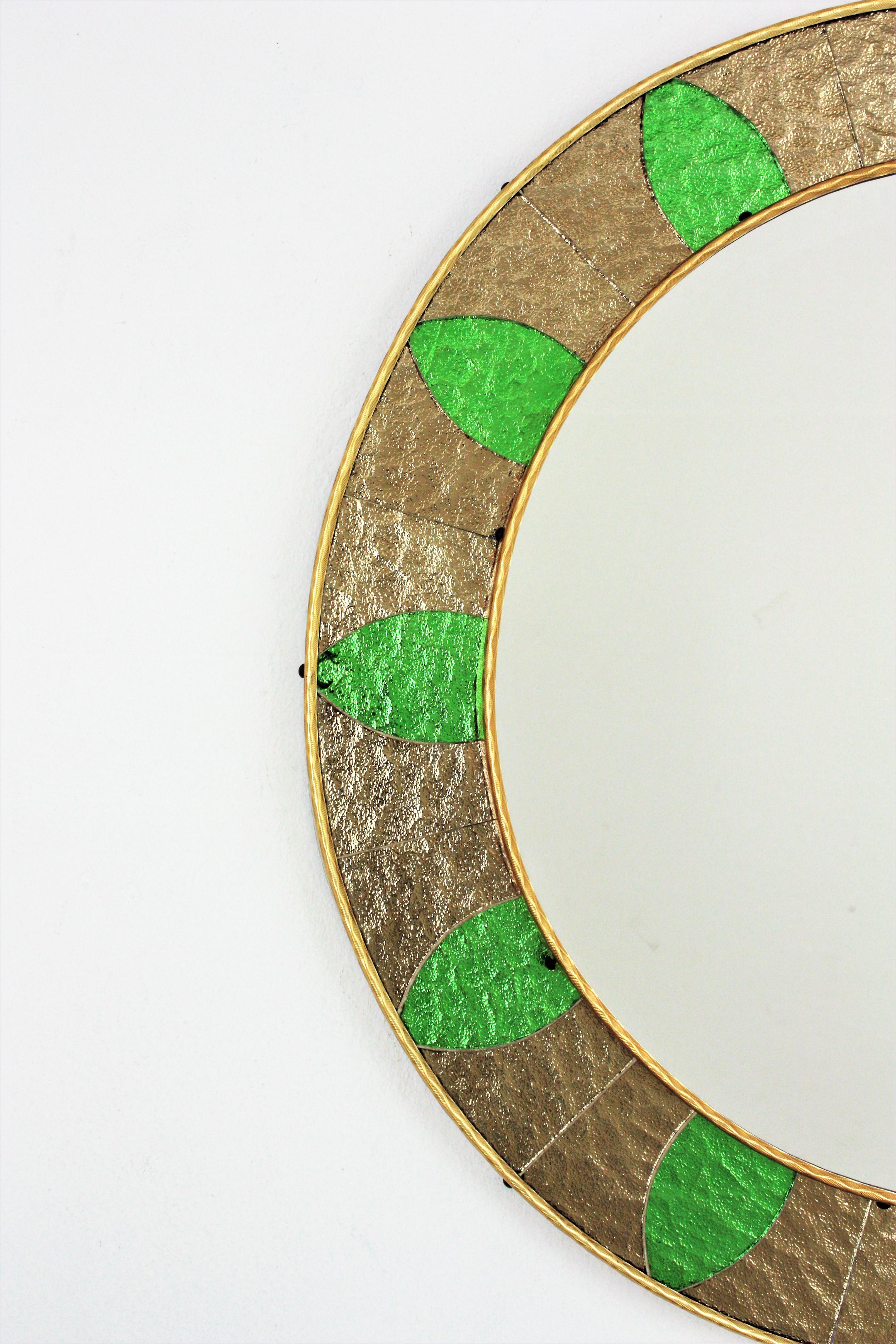 Mid-Century Modern Miroir mural rond avec cadre en mosaïque de verre vert bronze Sunburst, années 1960 en vente