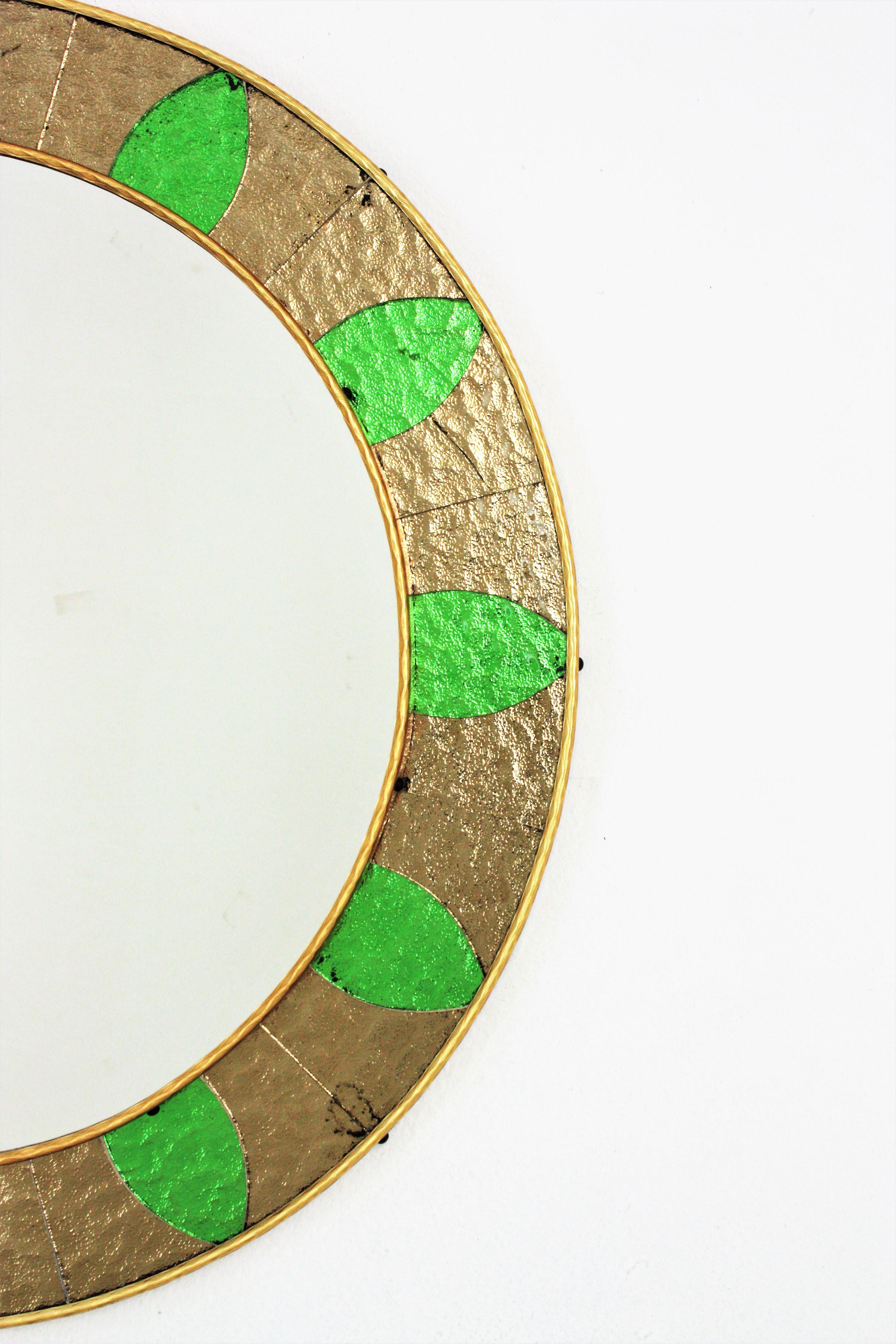 Espagnol Miroir mural rond avec cadre en mosaïque de verre vert bronze Sunburst, années 1960 en vente