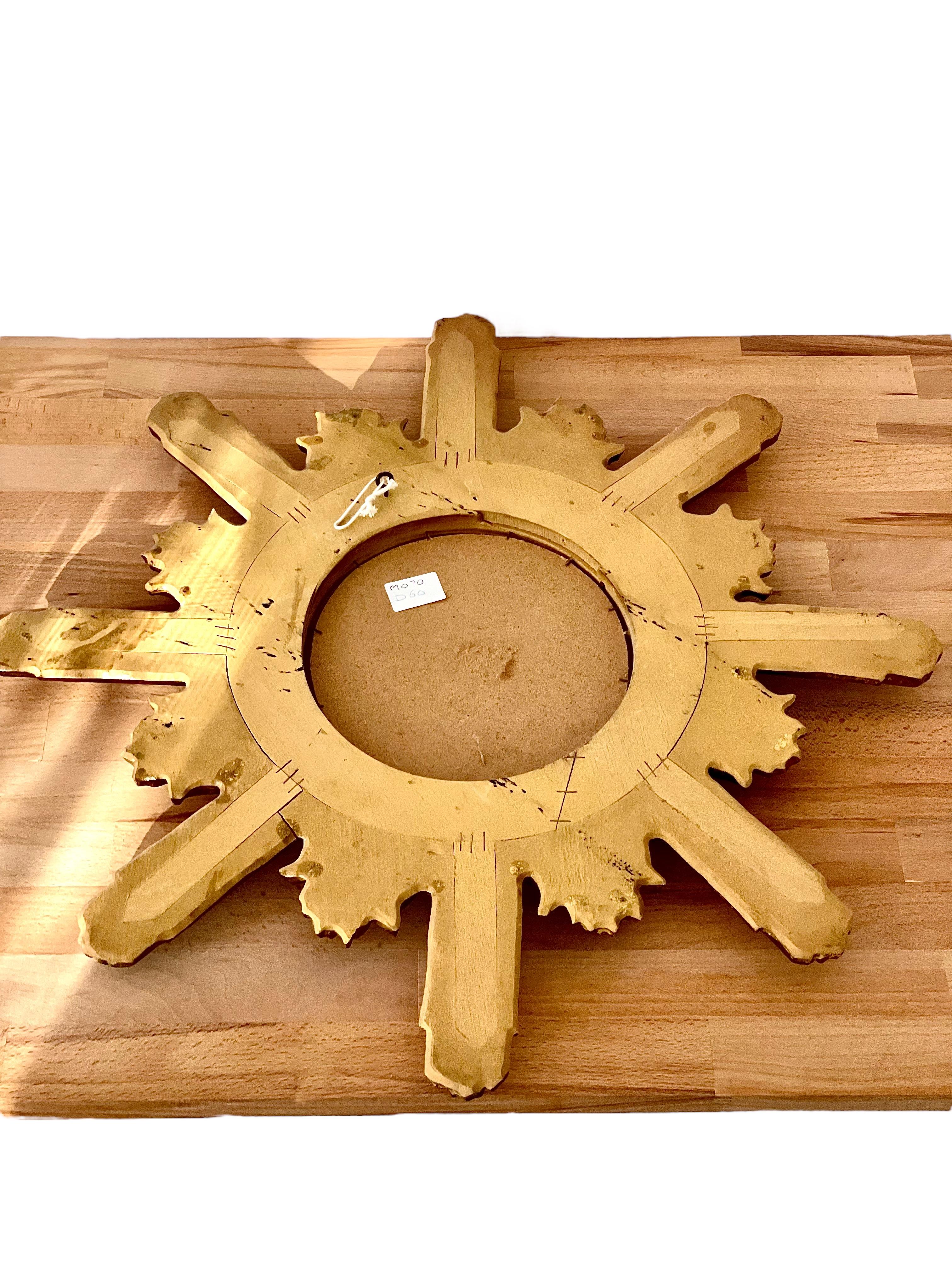 Sunburst-Spiegel aus geschnitztem und vergoldetem Holz im Zustand „Gut“ im Angebot in LA CIOTAT, FR