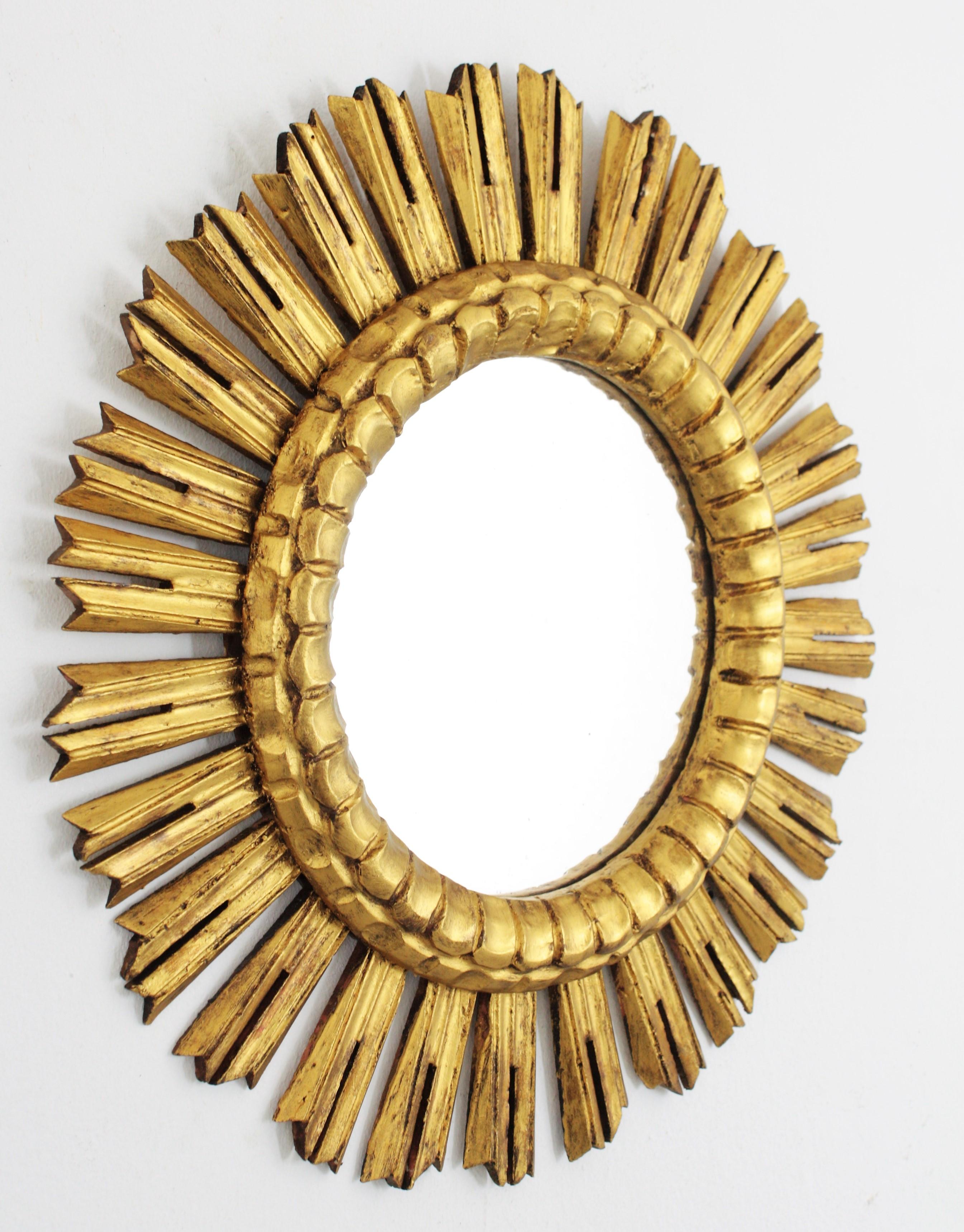 French 1930s medium sized carved giltwood sunburst mirror in Baroque style.
Amazing French giltwood sunburst mirror with gold leaf finish. Finely carved piece and charming patina.
Original glass mirror,
Measures: Overall diameter 50 cm,