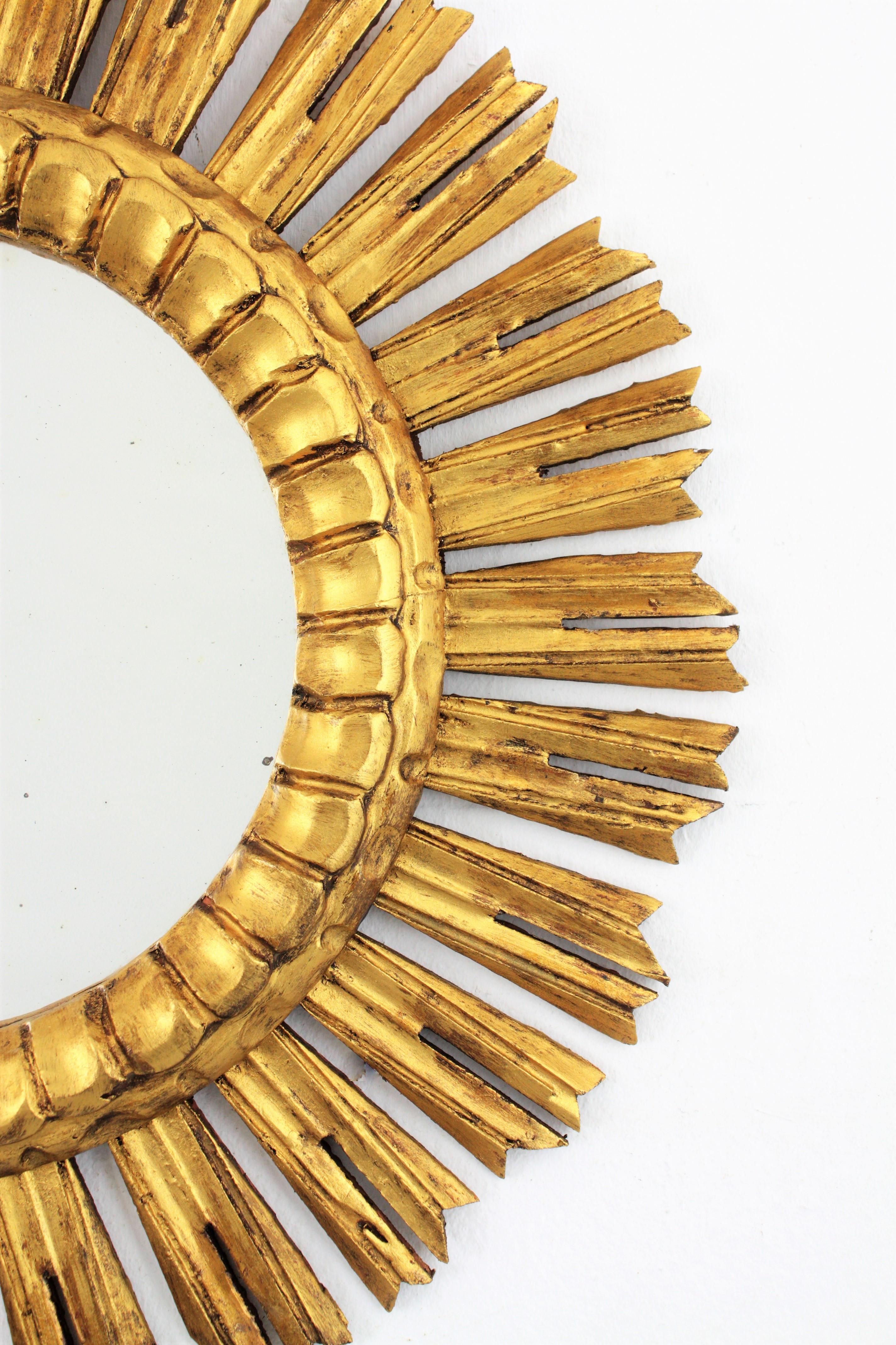 Sunburst Mirror in Carved Giltwood in Baroque Style, France, 1930s In Excellent Condition For Sale In Barcelona, ES