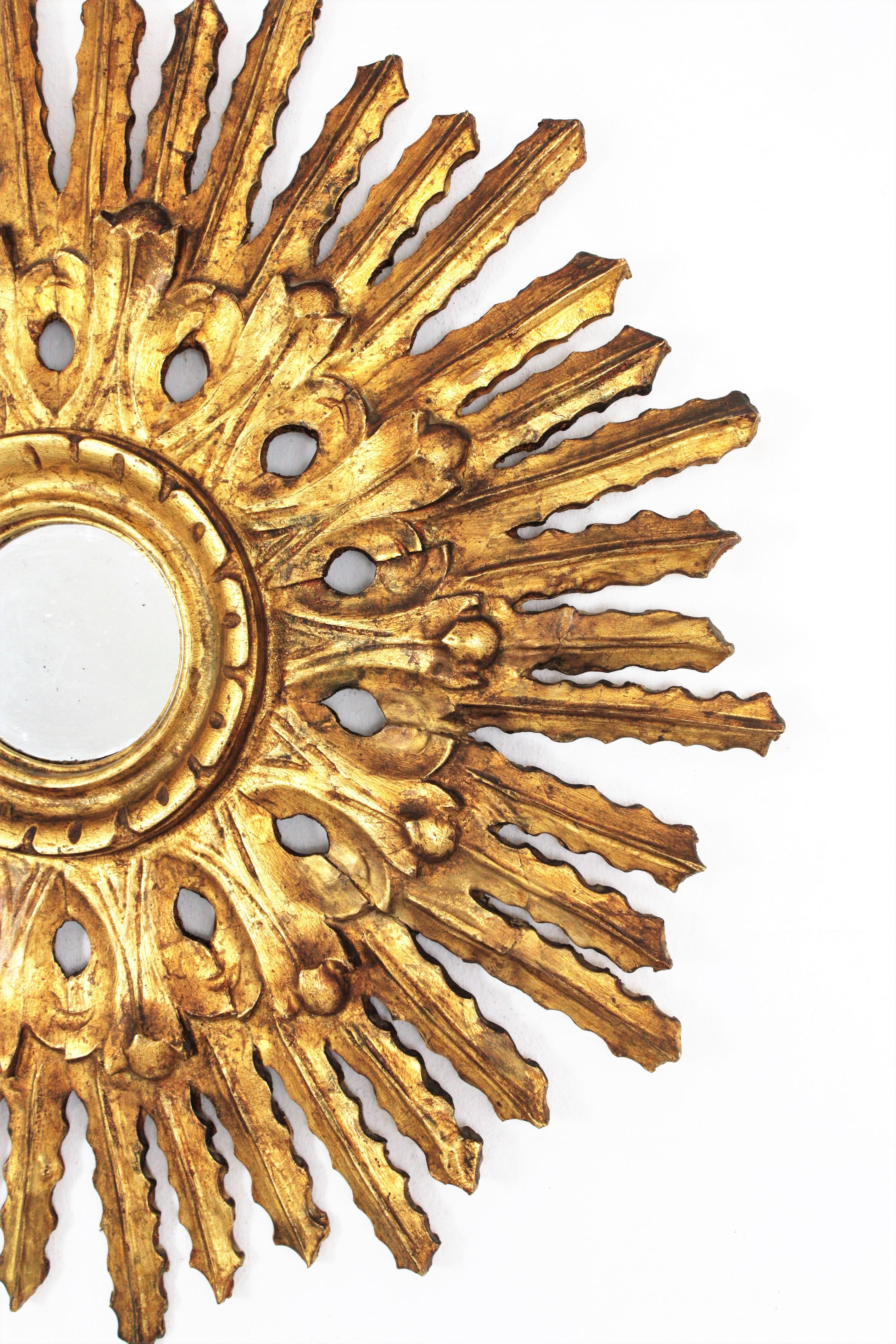 Sunburst Mirror in Carved Gold Leaf Giltwood and Baroque Style, Spain, 1920s In Good Condition In Barcelona, ES