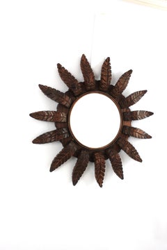 Espejo con diseño en forma de rayos de sol, de madera tallada, estilo colonial español, década de 1940
