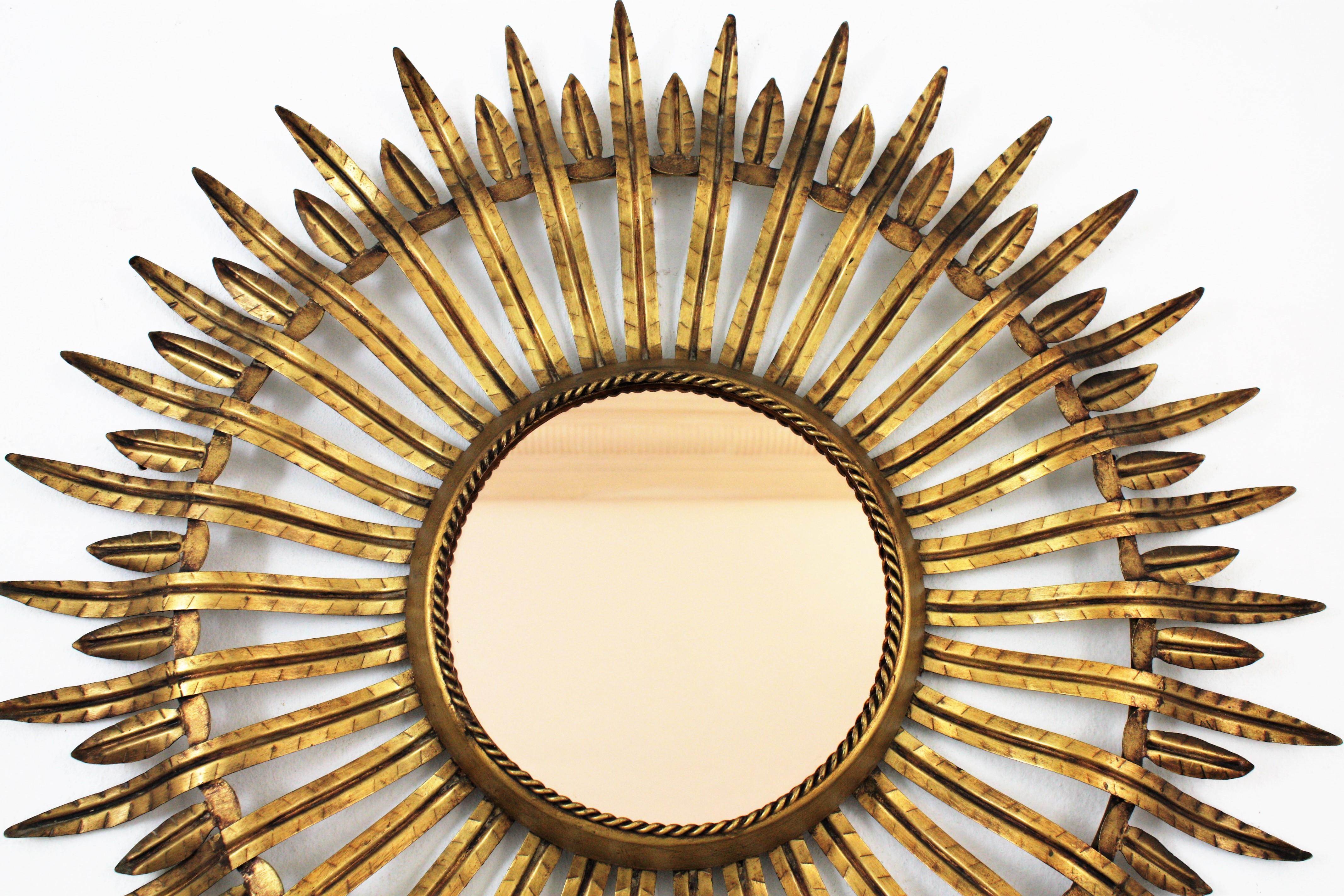 Sunburst Mirror in Gilt Iron, 1960s In Good Condition For Sale In Barcelona, ES