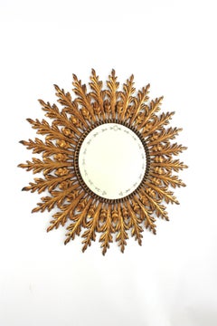 Specchio a raggiera in metallo dorato con cornice a fogliame e dettagli floreali incisi, 1950