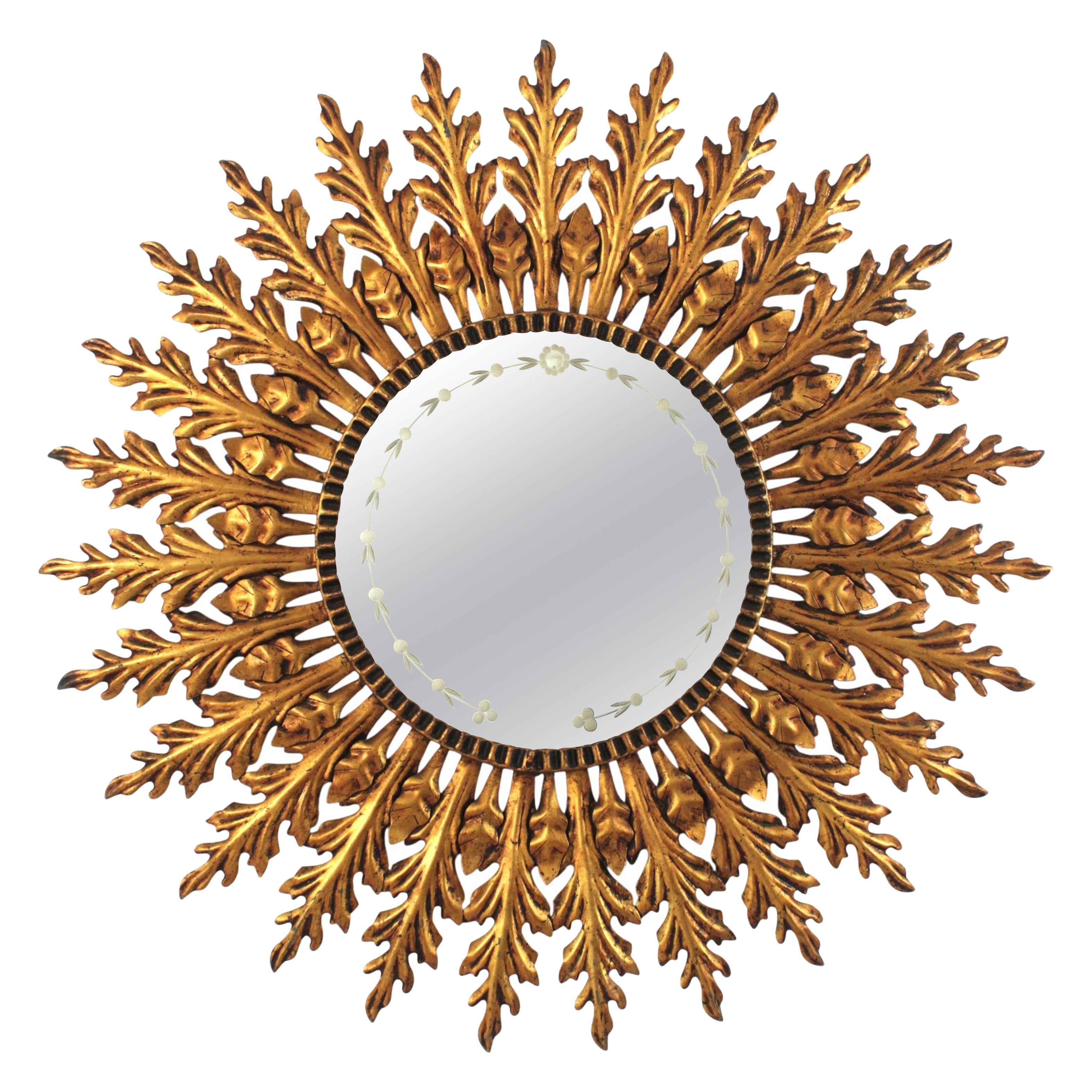 Specchio a raggiera in metallo dorato con cornice a fogliame e dettagli floreali incisi, 1950 in vendita