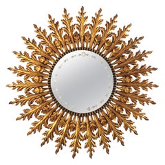 Specchio a raggiera in metallo dorato con cornice a fogliame e dettagli floreali incisi, 1950