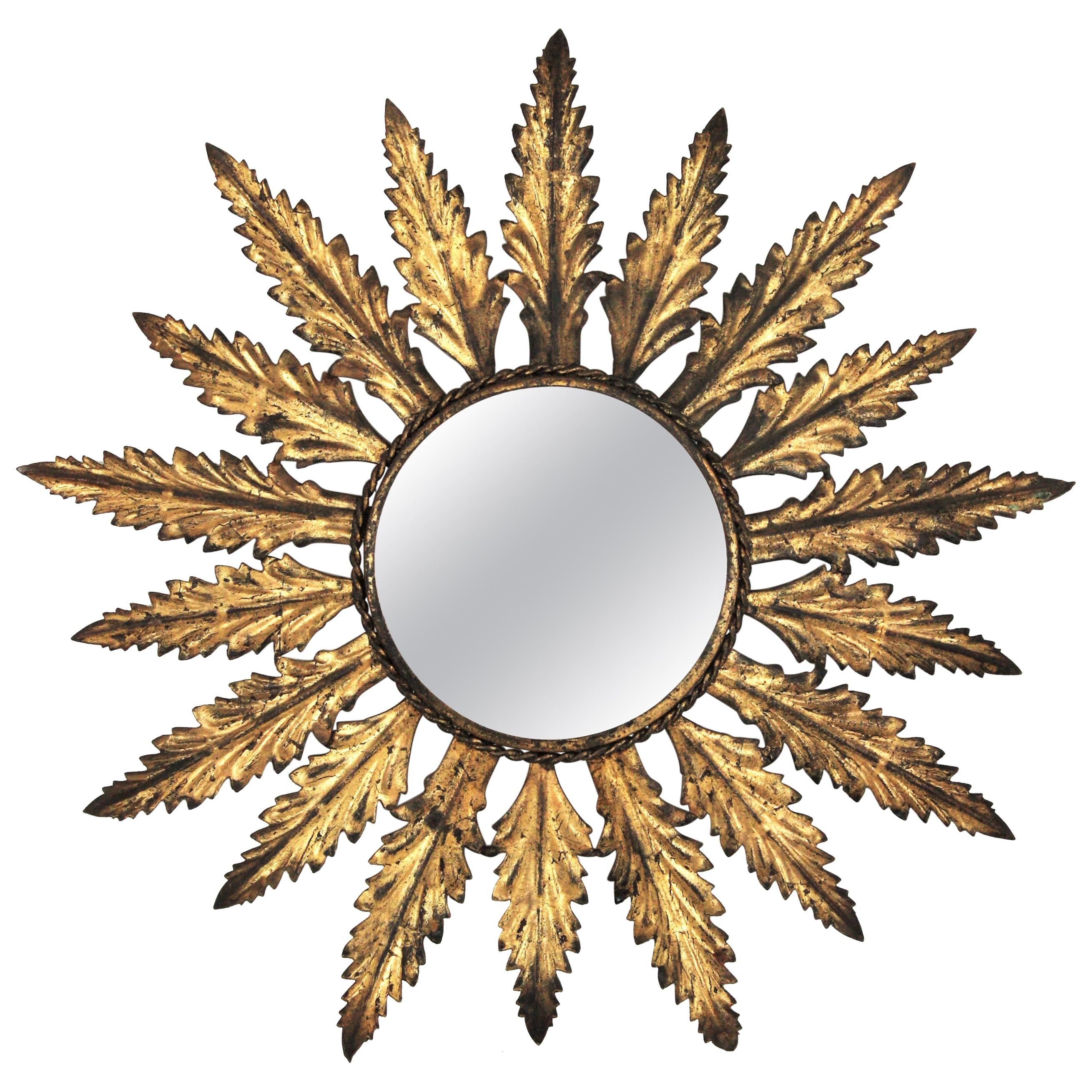 Espejo Sunburst en metal dorado con diseño de hojas, años 50