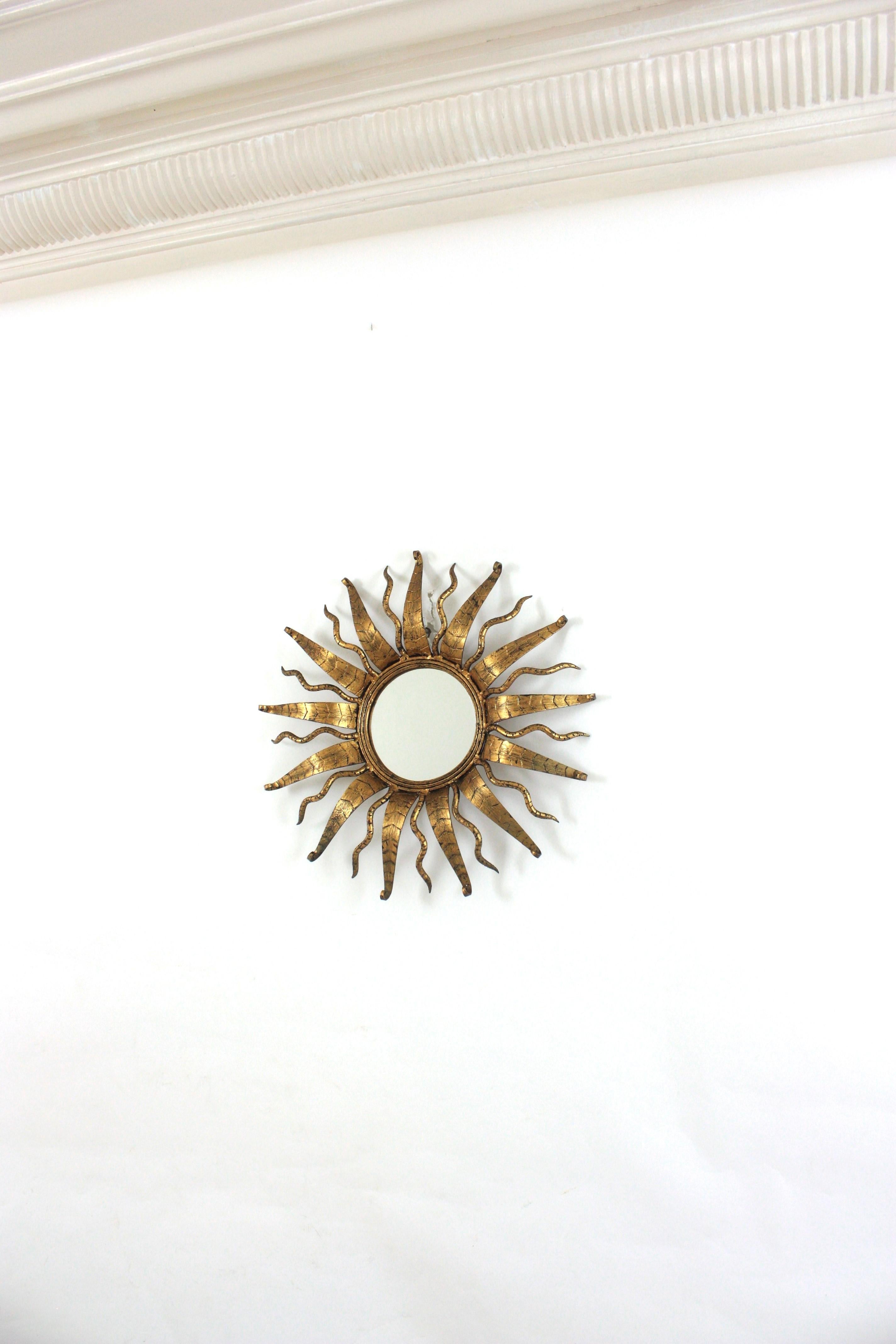 Espejo Sunburst en hierro forjado dorado, España Años 50 en venta 2