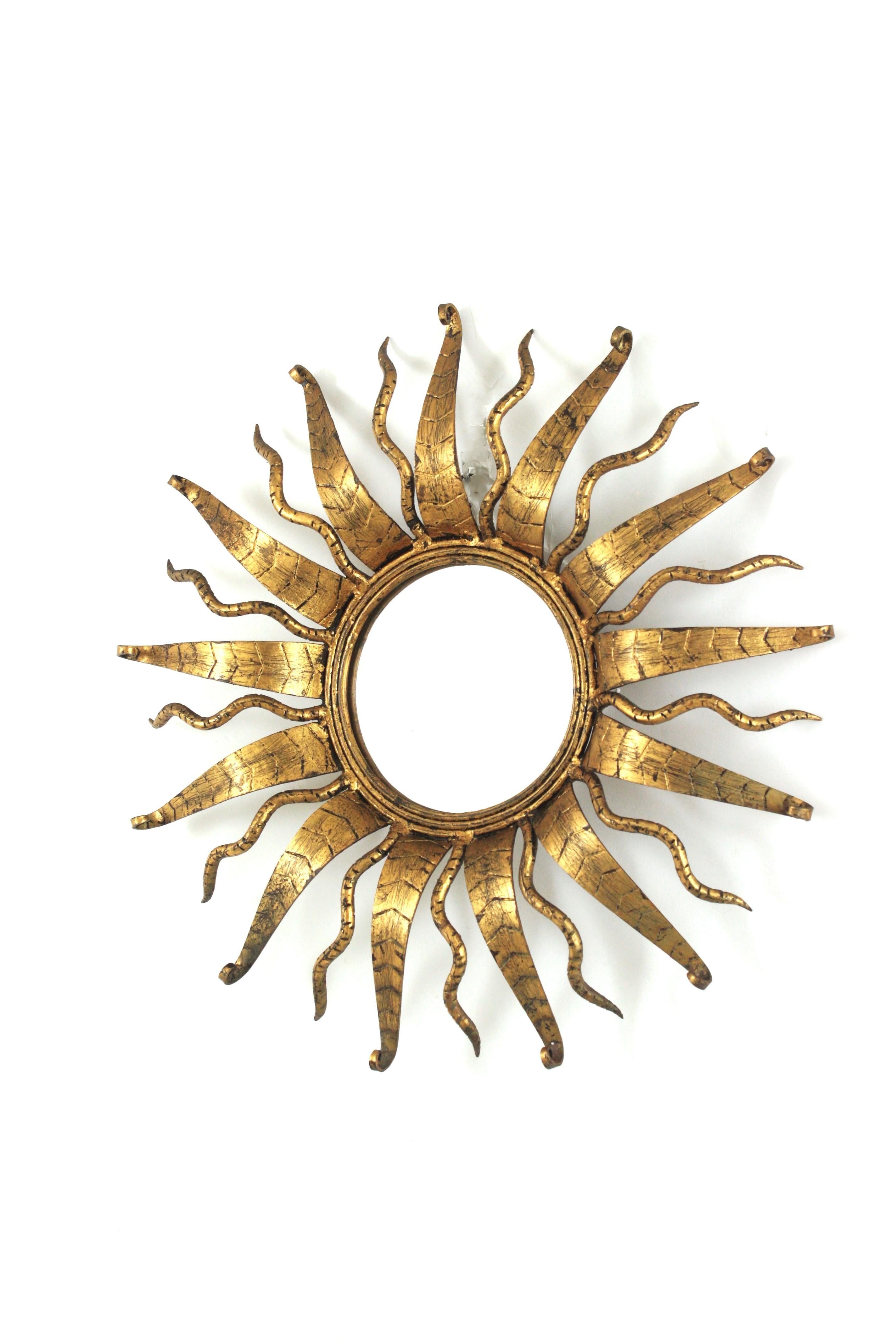 Espejo Sunburst en hierro forjado dorado, España Años 50 en venta 3