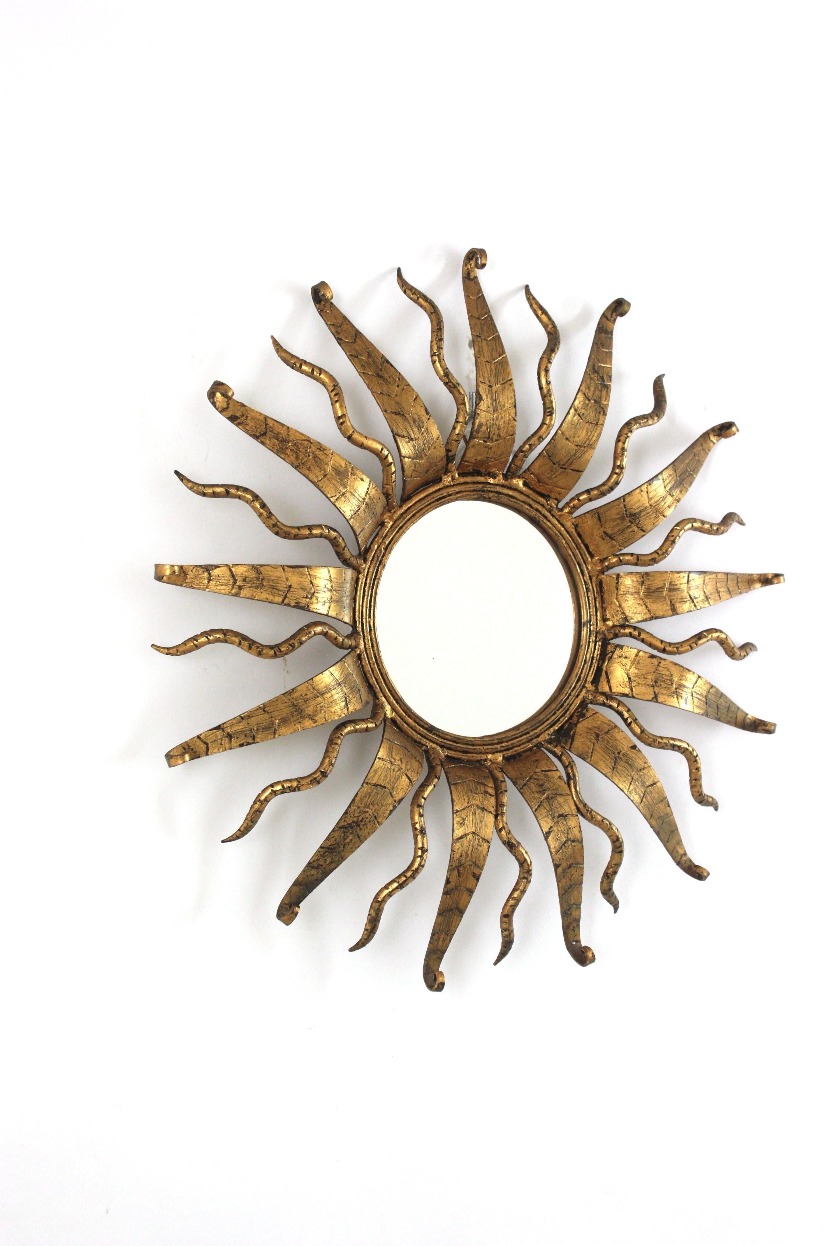 Espejo Sunburst en hierro forjado dorado, España Años 50 Moderno de mediados de siglo en venta