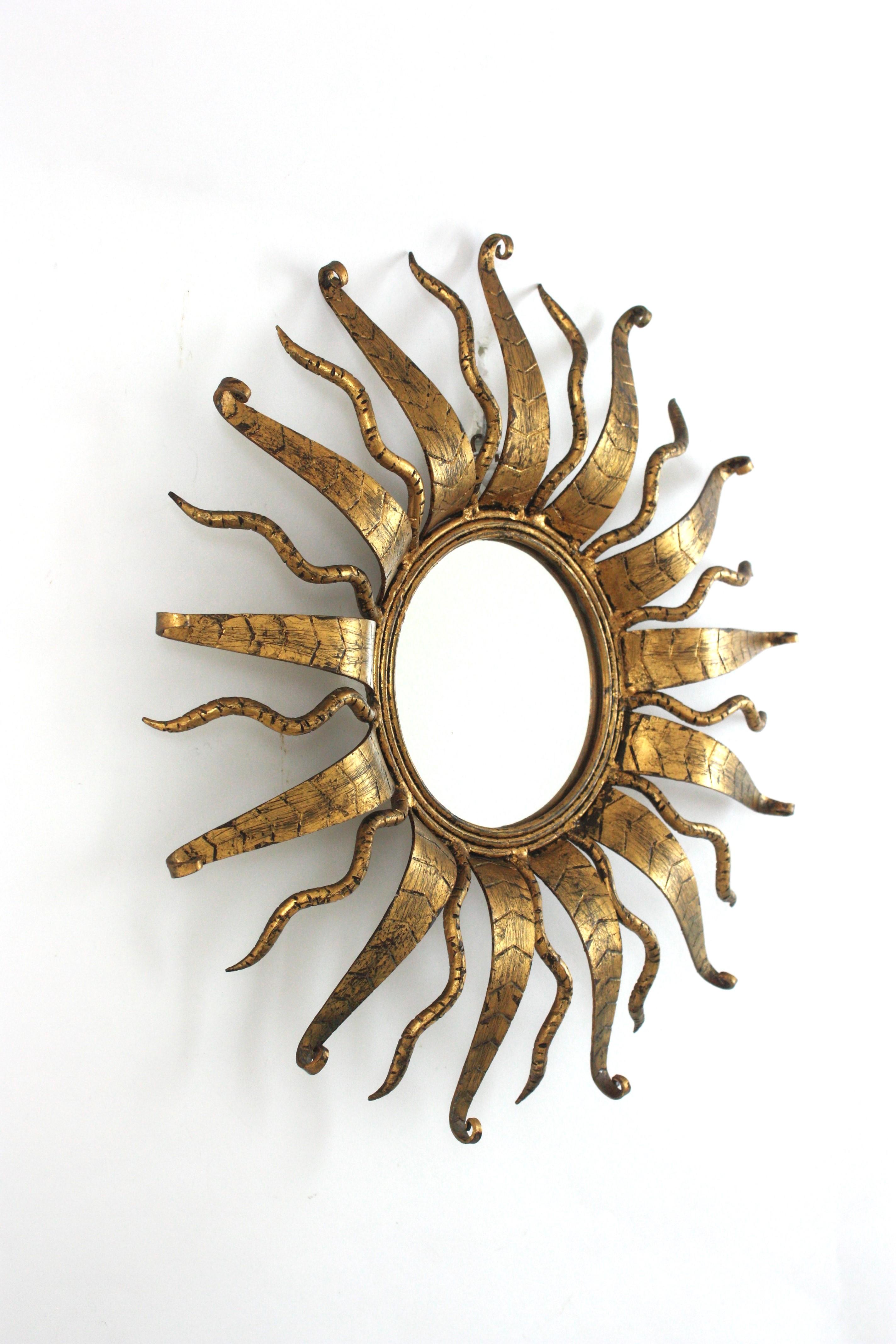 Espejo Sunburst en hierro forjado dorado, España Años 50 Forjado en venta