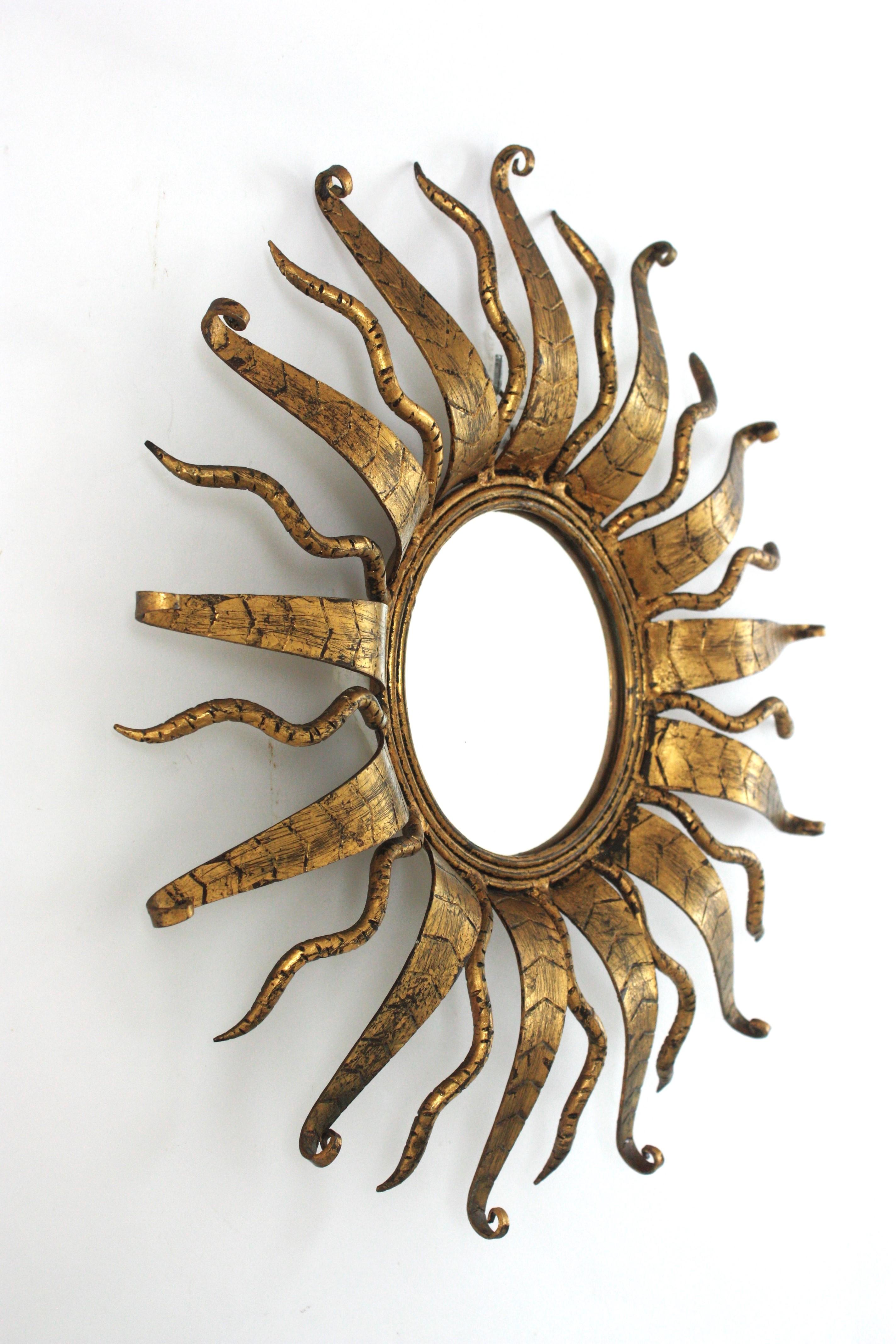 Espejo Sunburst en hierro forjado dorado, España Años 50 en Bueno estado para la venta en Barcelona, ES