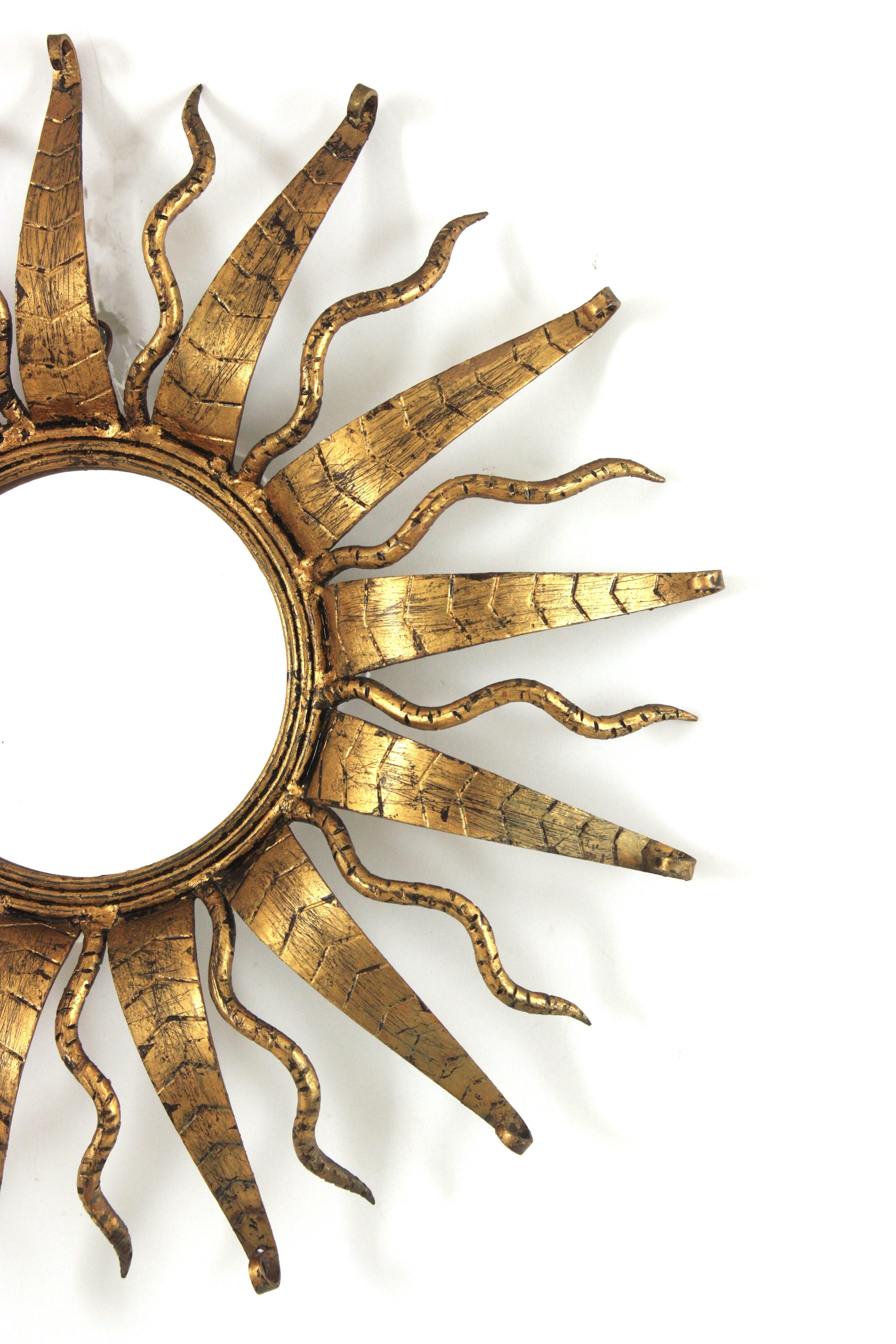 Espejo Sunburst en hierro forjado dorado, España Años 50 en venta 1