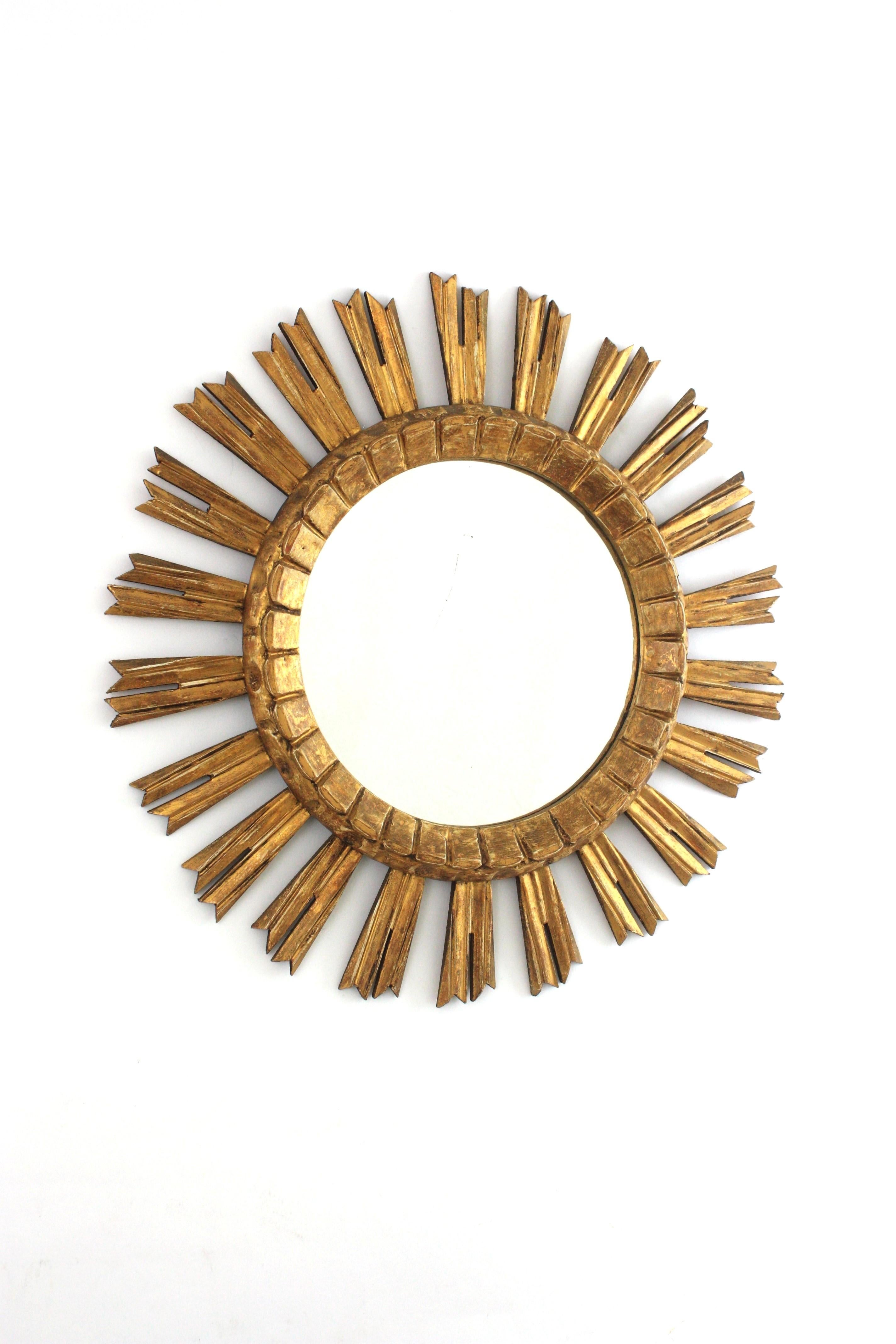 Baroque Style Giltwood Sunburst Mirror, France, 1940s
Eye-catching sunburst / starburst wall mirror handcrafted in giltwood.
This sunburst mirror was made in carved wood, covered with gesso and it has its original gold leaf gilt finish.
Interesting