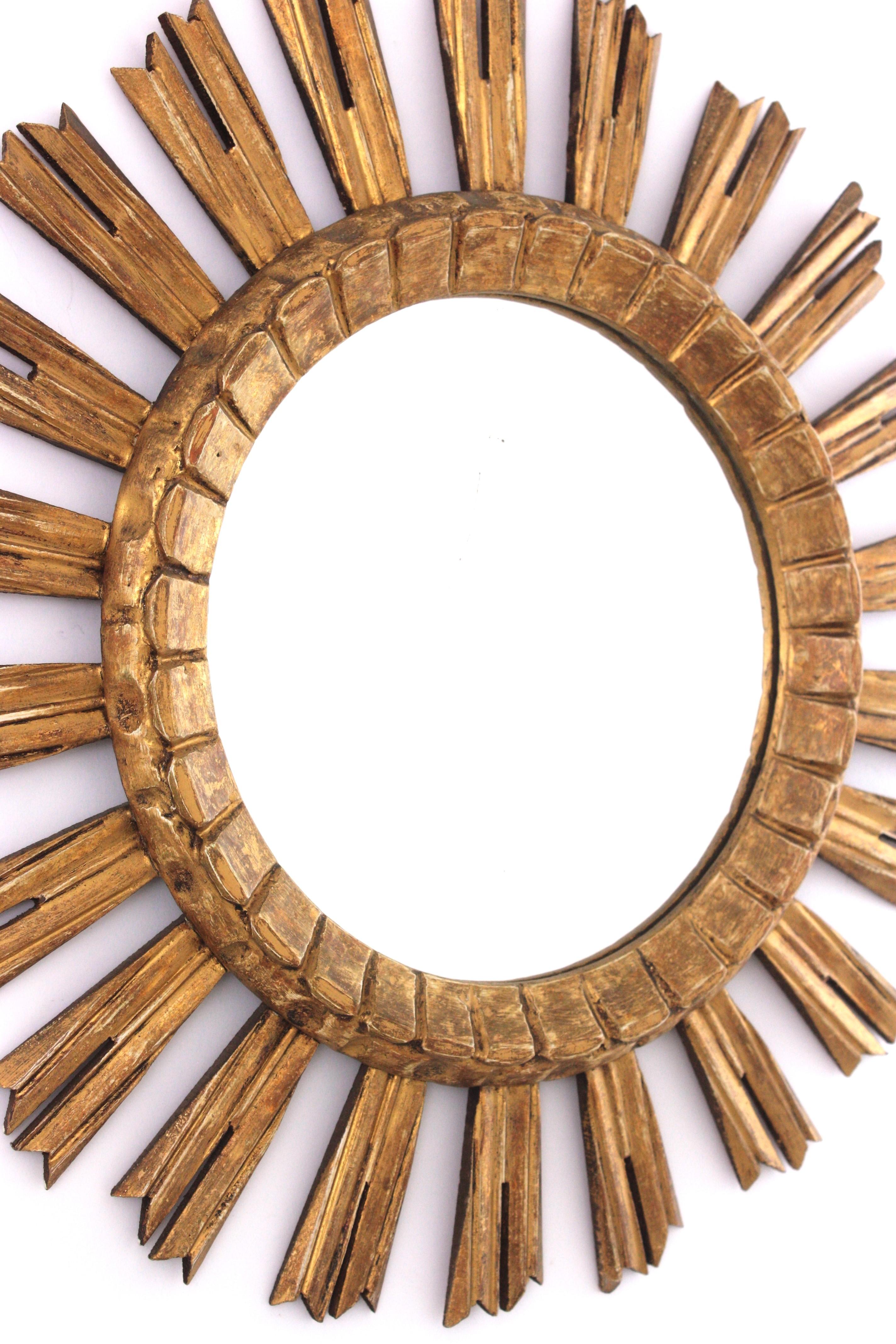 Sunburst Mirror in Giltwood, 1940s In Good Condition For Sale In Barcelona, ES
