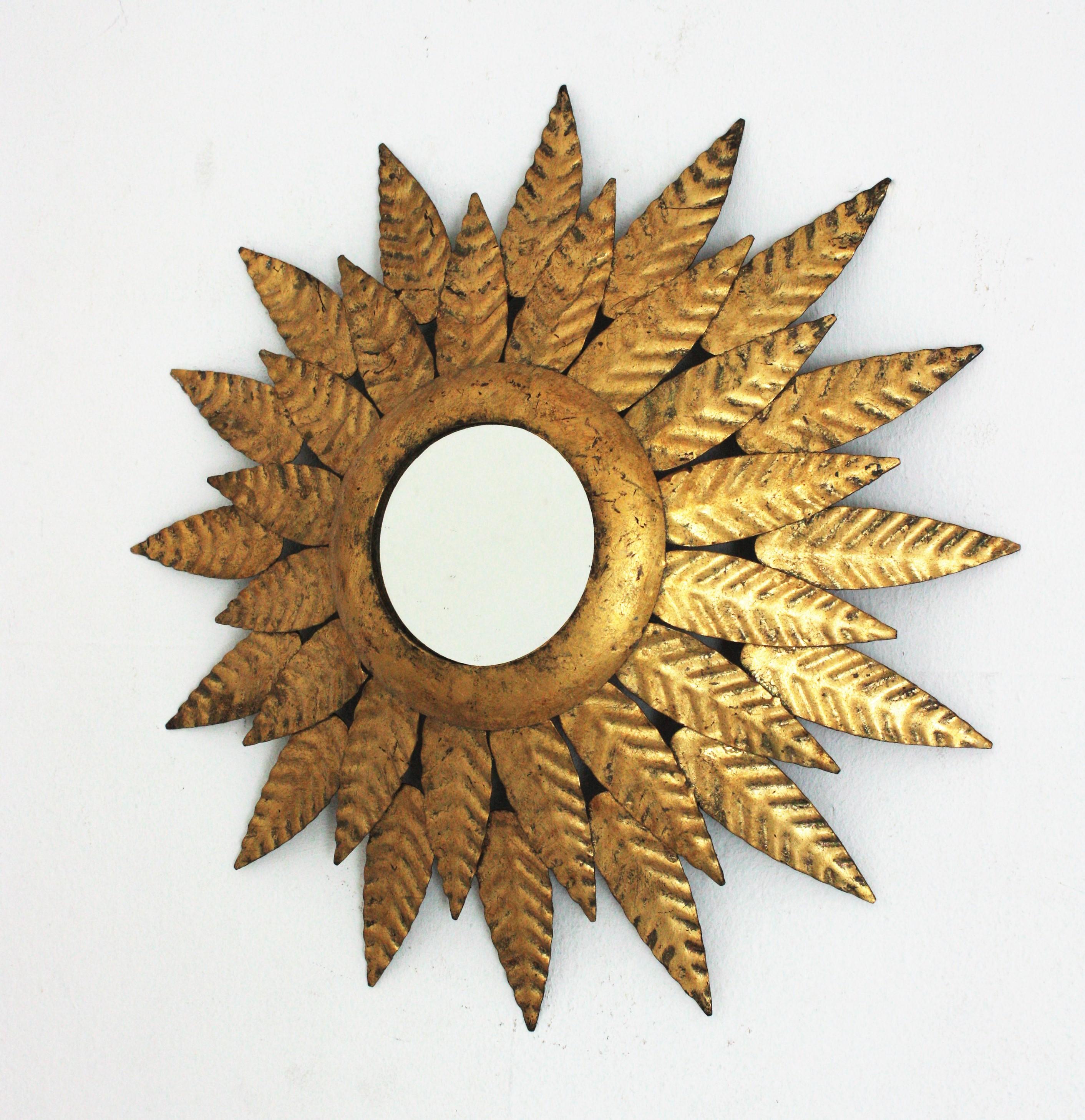 Hollywood Regency-Spiegel mit Sonnenschliff aus vergoldetem Eisen im Angebot 3