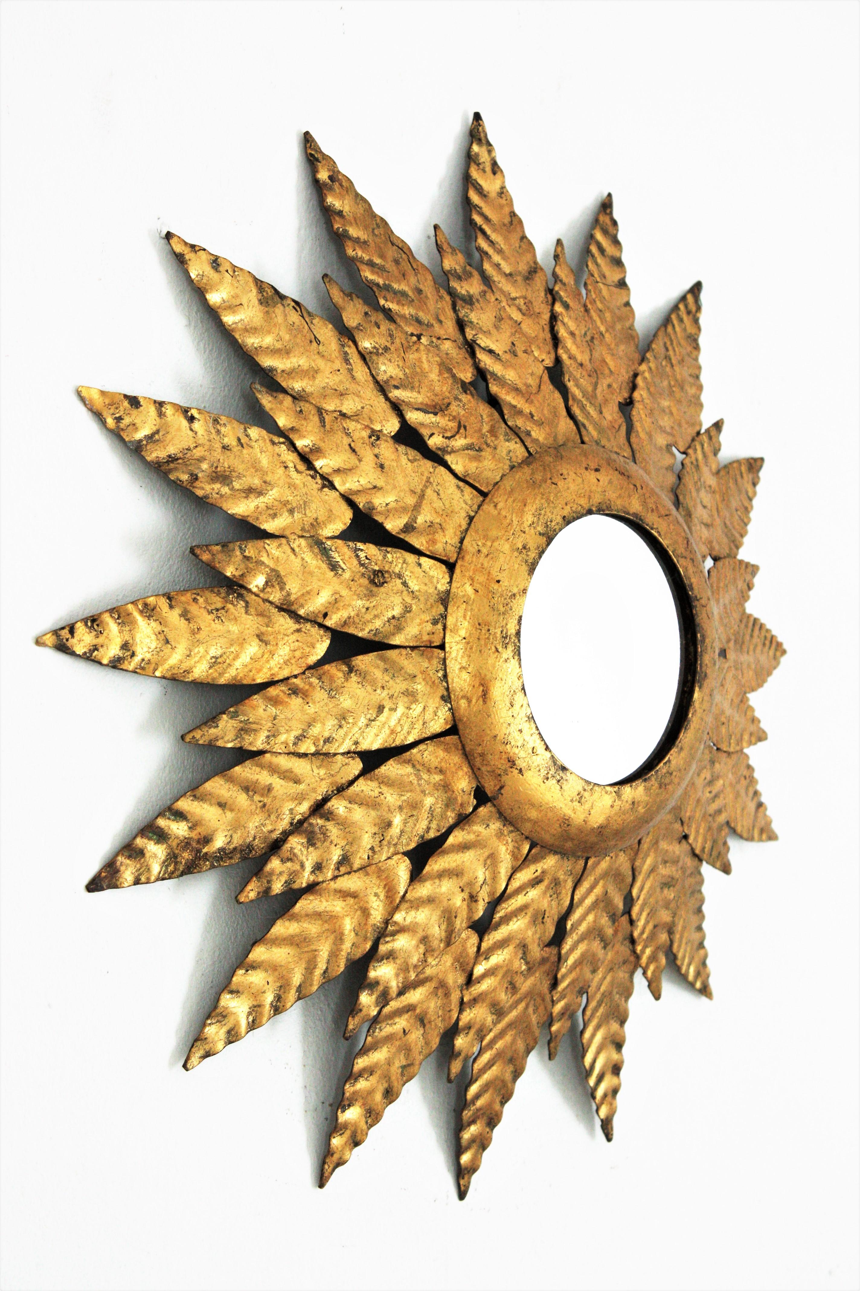 Hollywood Regency-Spiegel mit Sonnenschliff aus vergoldetem Eisen (Gehämmert) im Angebot