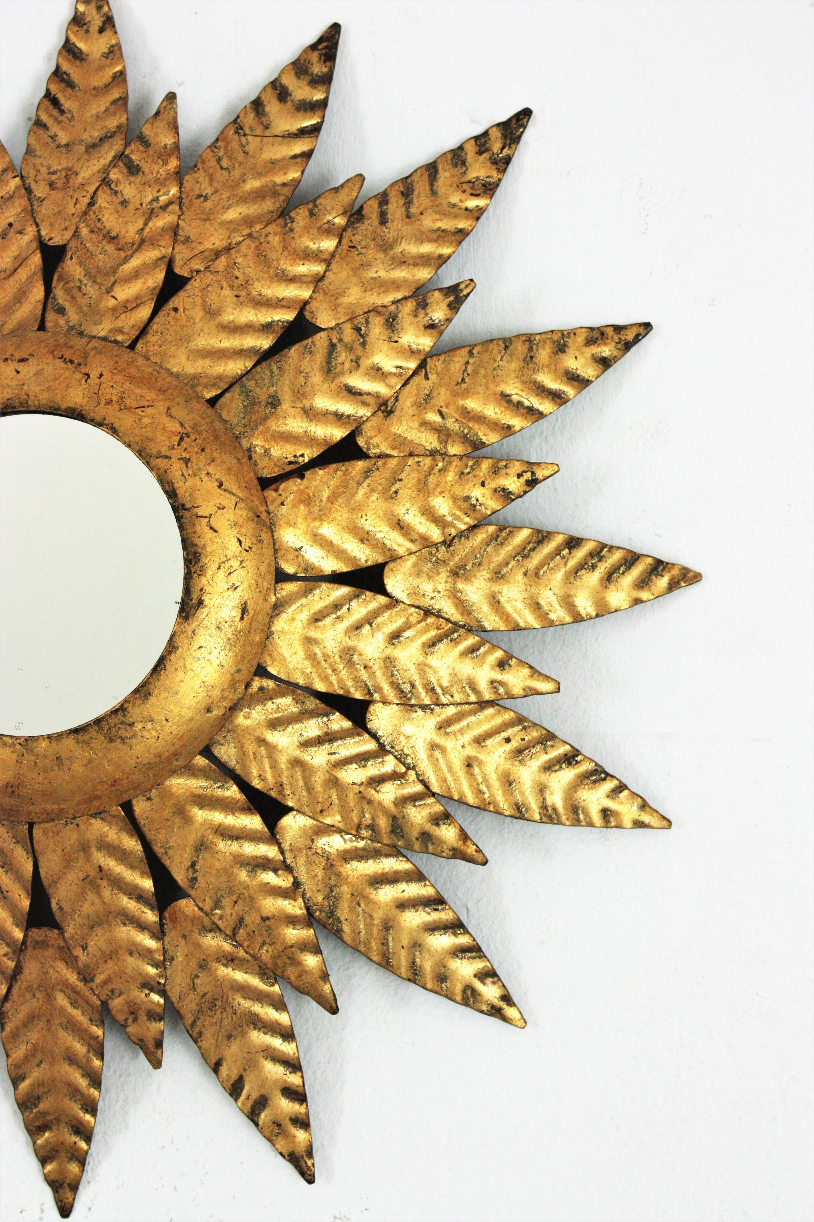 Hollywood Regency-Spiegel mit Sonnenschliff aus vergoldetem Eisen (20. Jahrhundert) im Angebot