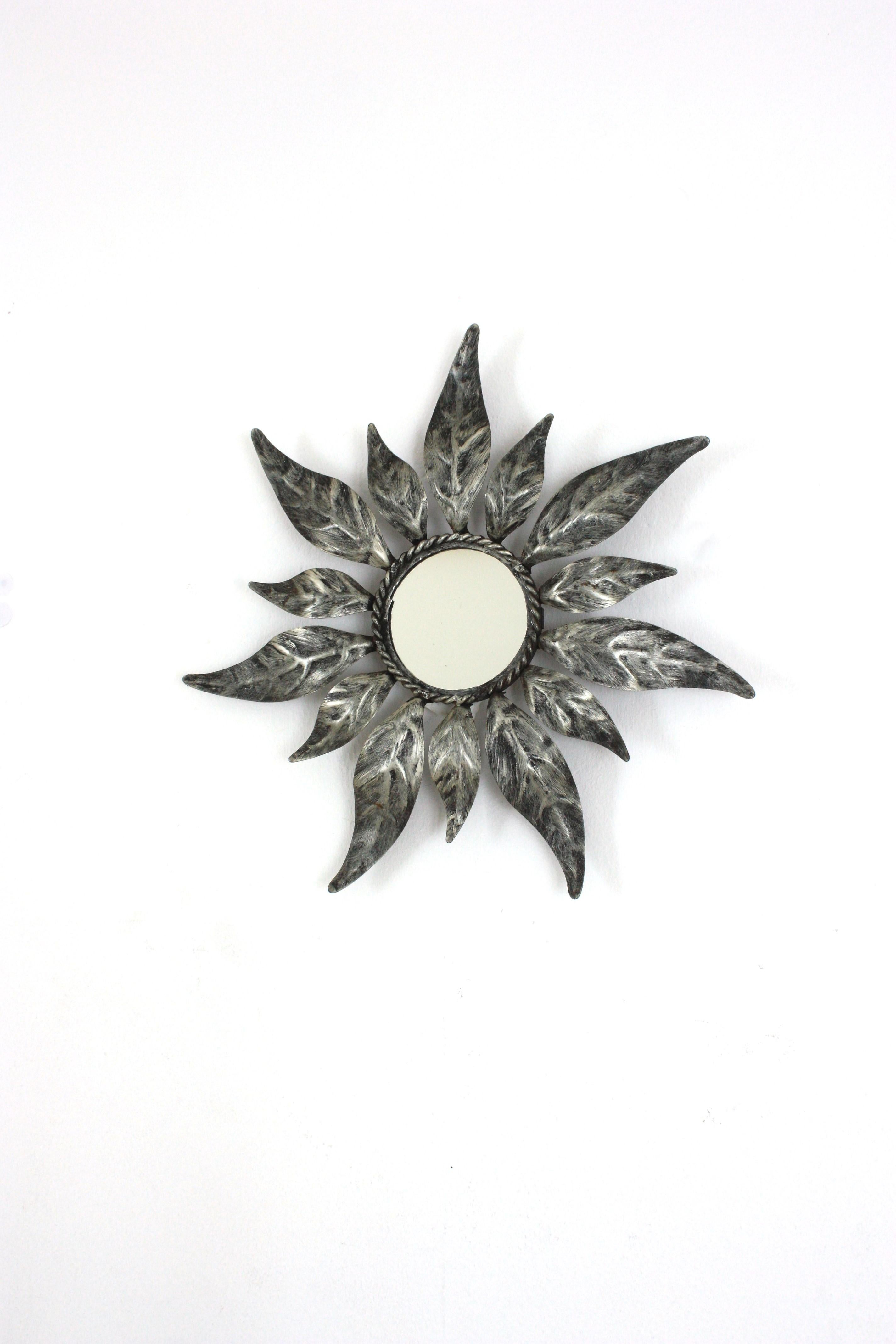 Sunburst-Spiegel aus versilbertem Eisen, kleinformatig, Mid-Century Modern  (Spanisch) im Angebot