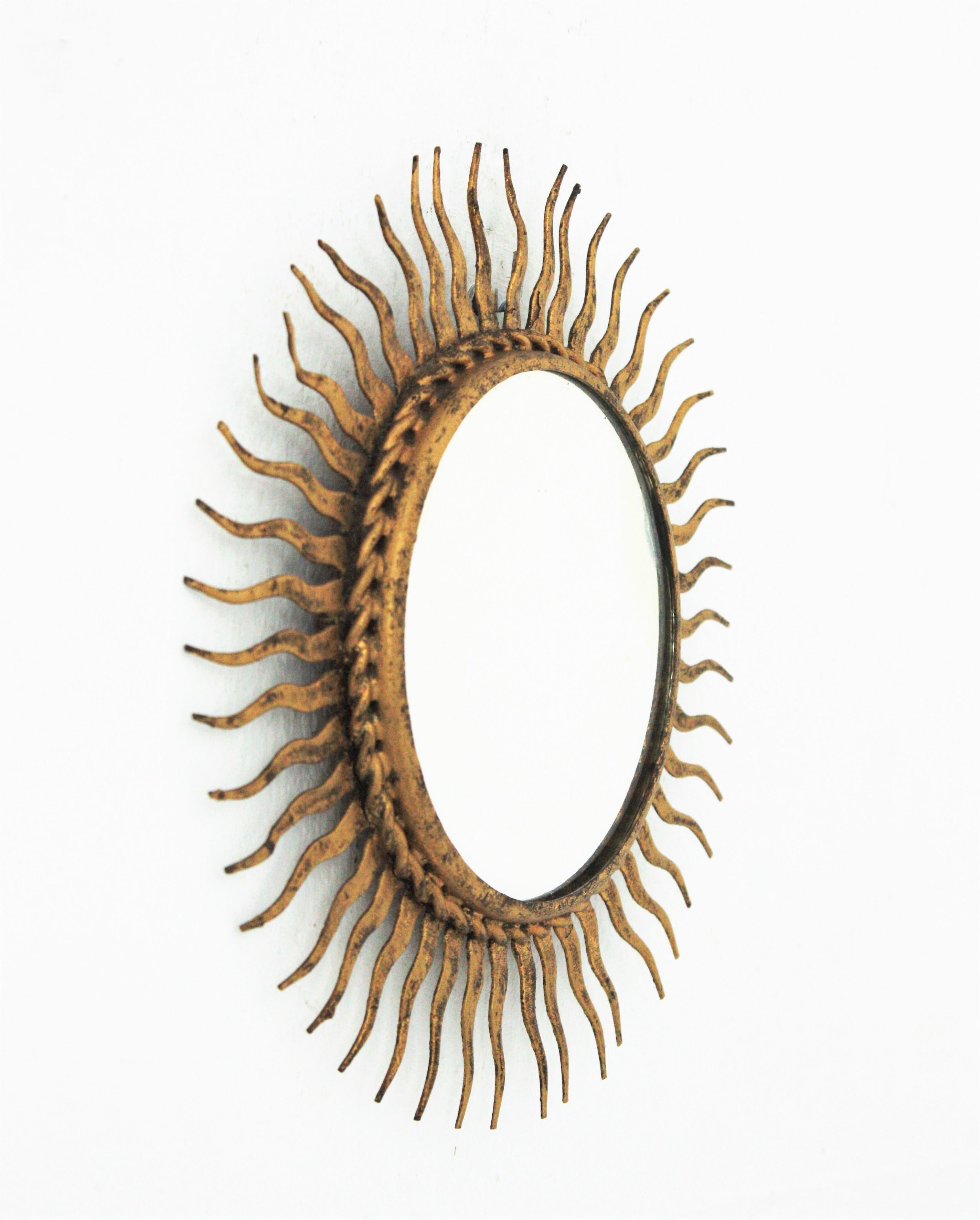 Espagnol Miroir Sunburst en fer forgé doré, petite taille en vente