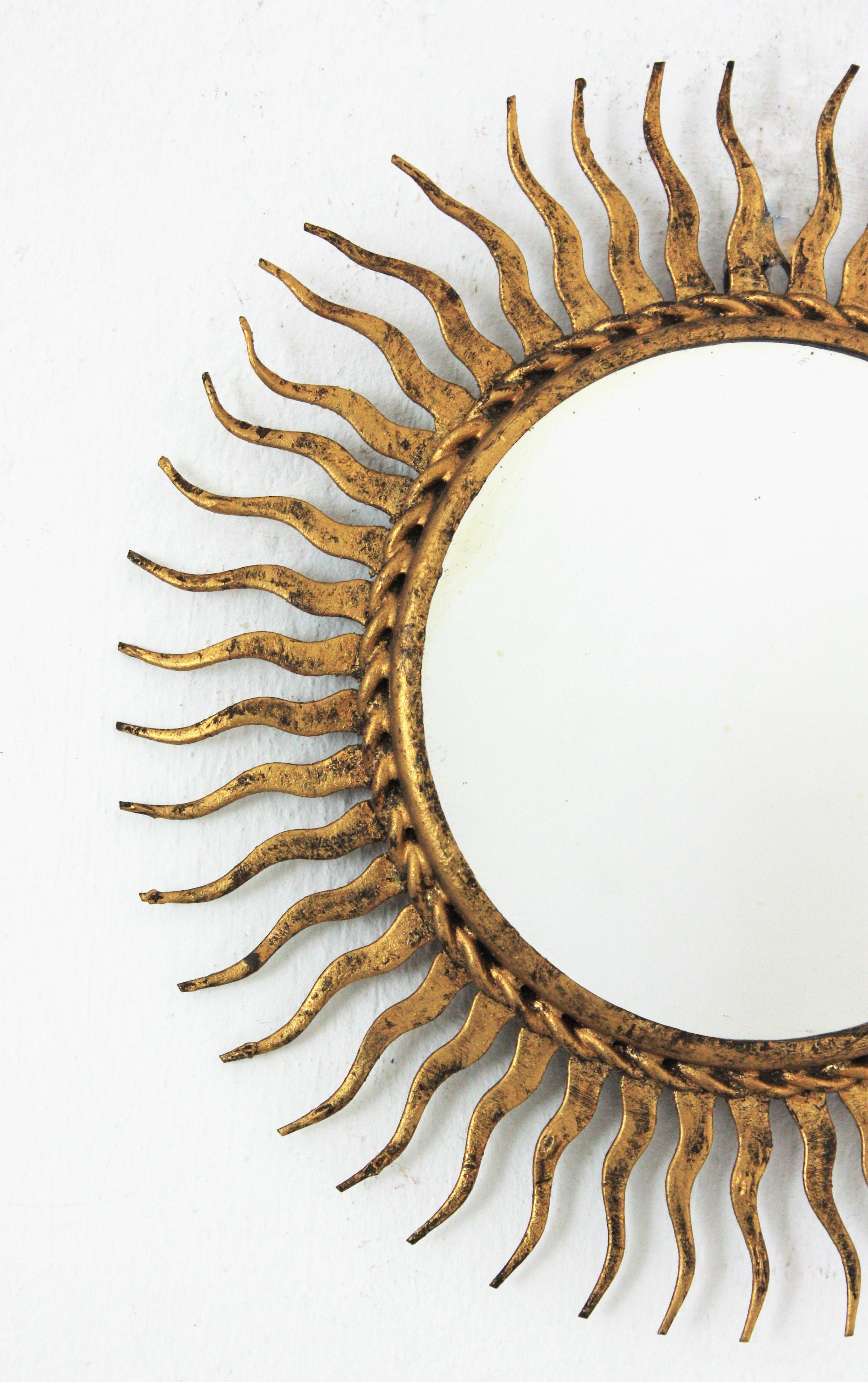 Sunburst Mirror in Gilt Wrought Iron, Small Scale In Good Condition For Sale In Barcelona, ES