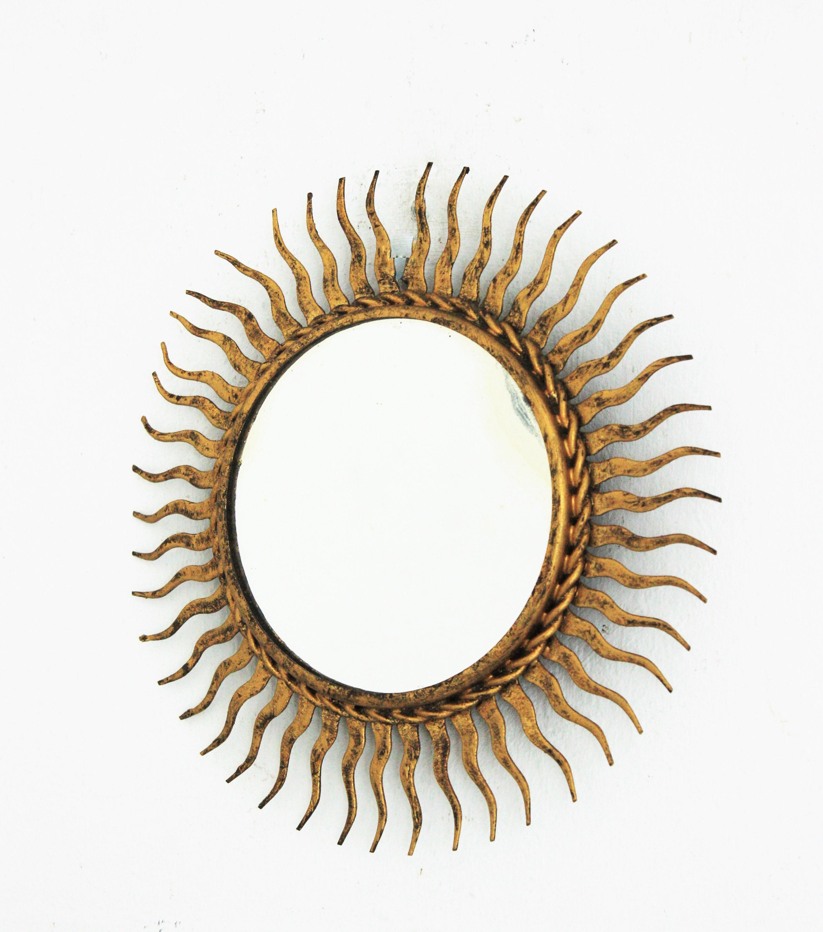 20ième siècle Miroir Sunburst en fer forgé doré, petite taille en vente