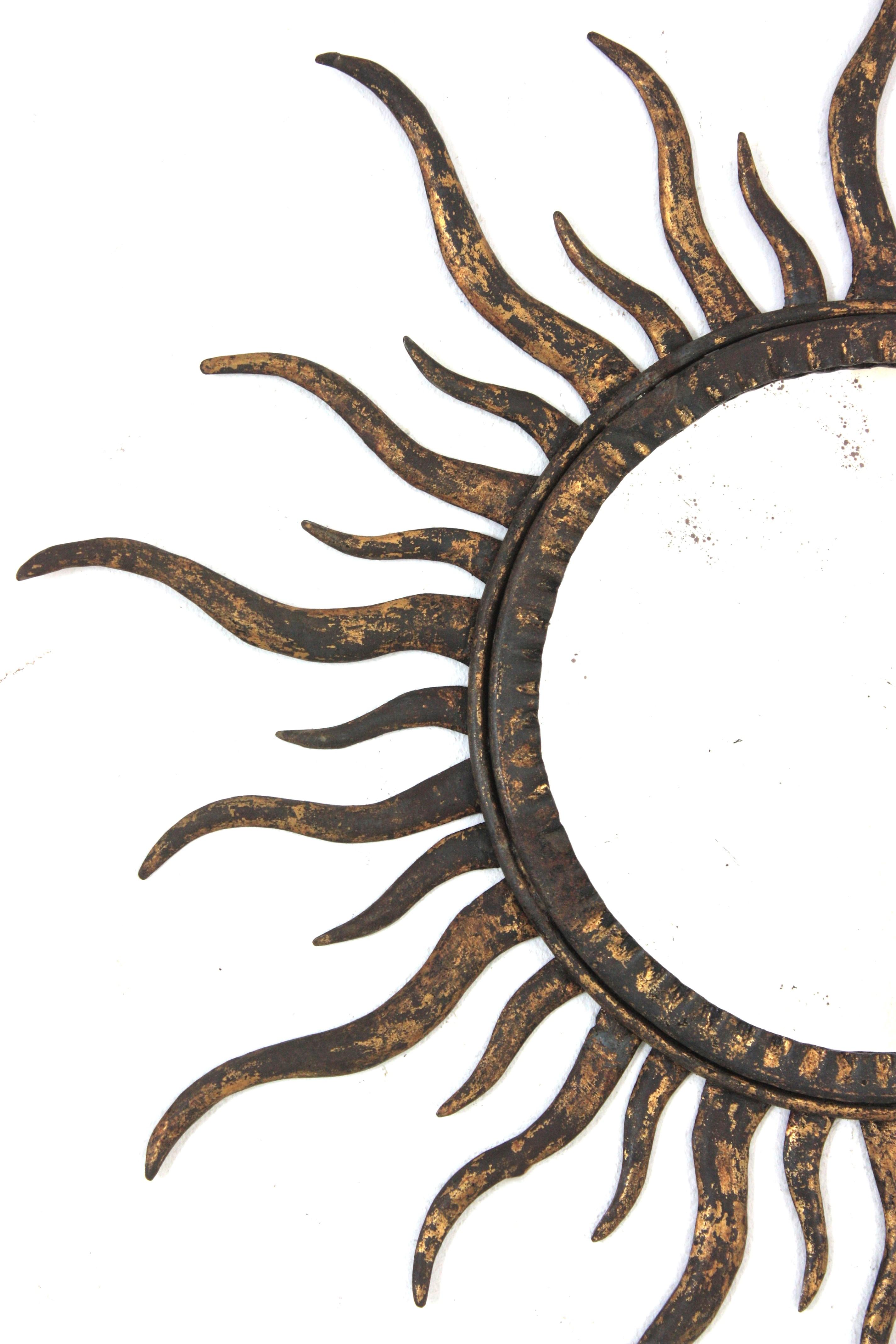 Sonnenschliffspiegel im Stil von Gilbert Poillerat, vergoldetes Metall (Spiegel) im Angebot
